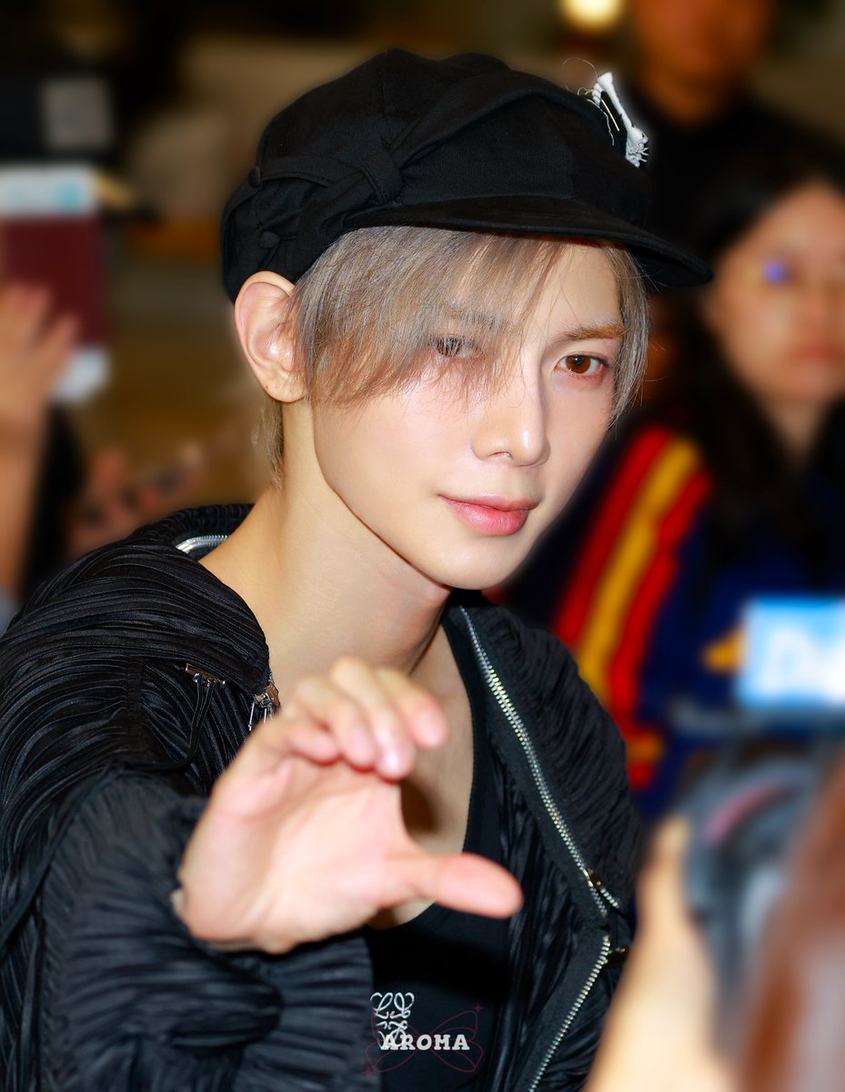 Dreamyeez615's tweet photo. 260727 출국

✈️✈️✈️

#ATEEZ #YEOSANG 
#에이티즈 #여상 #강여상 #ヨサン https://t.co/5gAUGWTXxM