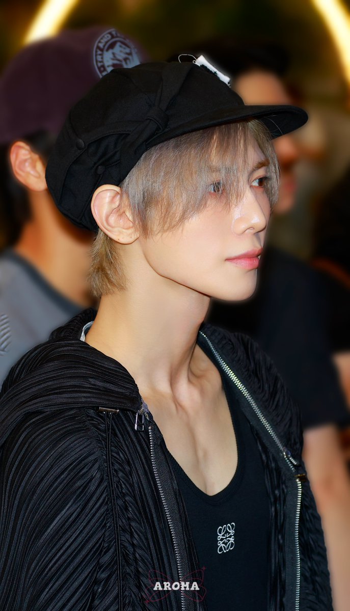 Dreamyeez615's tweet photo. 260727 출국

✈️✈️✈️

#ATEEZ #YEOSANG 
#에이티즈 #여상 #강여상 #ヨサン https://t.co/5gAUGWTXxM