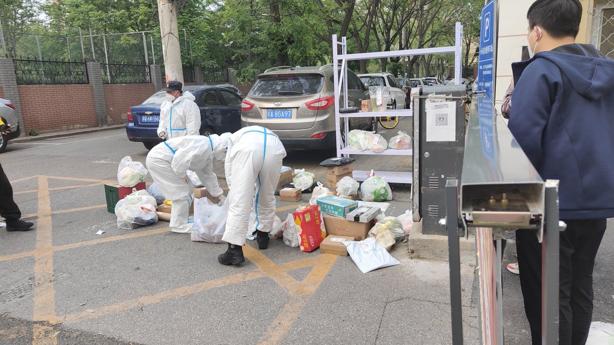 RiPTffqbG4zg3oP's tweet photo. 今天在社区核酸采样点做志愿者，帮老人操作手机、引导排队，能帮上忙真踏实～ https://t.co/ZIMMpN2OvU