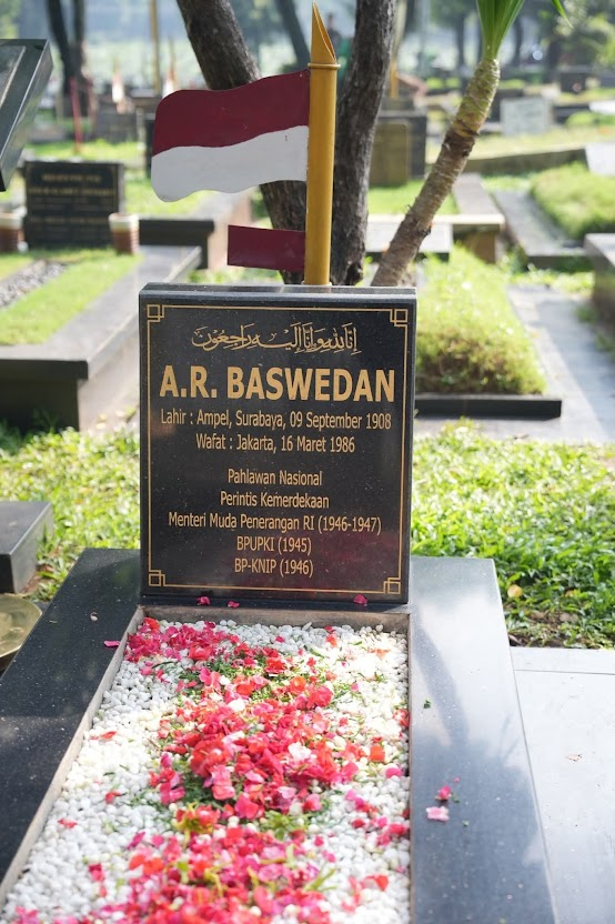 txtpersahaman's tweet photo. Silsilah Keluarga Anies vs Prabowo

Kakek Anies (A.R. Baswedan)
> Pahlawan Nasional RI.
> Anggota BPUPKI.
> Menteri Muda Penerangan RI.
> Diplomat yang ikut memperjuangkan pengakuan kemerdekaan Indonesia.

Kakek Prabowo
>  Pengkhianat yang menangkap pangeran Diponegoro

Ayah Prabowo
> Petinggi pemberontak PRRI yang di bekingi CIA

Prabowo
> Kabur ke Yordania tahun 98
> Sekarang jadi kaki tangan Trump lewat BOP 

Jadi siapa londo ireng yang sebenarnya??