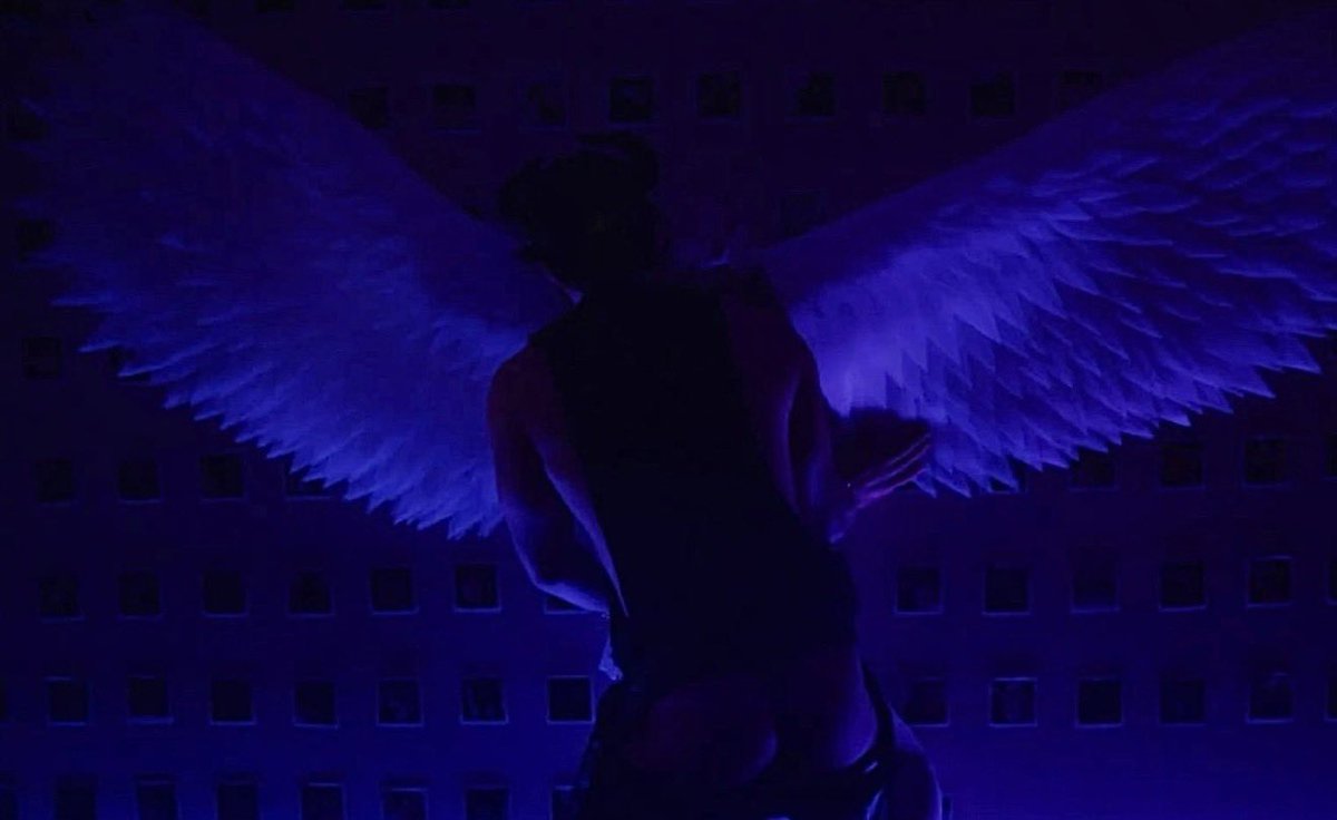 HudsonwilliamMX's tweet photo. La revista Instinct publicó un artículo sobre Yaga y la actuación de Hudson en su trailer: Hudson Williams aterradoramente atractivo, sangre y tensión sexual por todas partes.

«¿Recuerdan cuando Hudson Williams nos tenía completamente enganchados viendo a jugadores de hockey lanzarse miradas enamoradas de un extremo a otro de la pista? Bueno, olviden el hielo. Su nueva obsesión incluye brujas, rituales de sangre, profesores sospechosamente atractivos y suficiente tensión sexual como para empañar toda una ciudad costera.
Ya llegó el primer adelanto de Yaga, y el próximo thriller de misterio deja algo muy claro: Hudson Williams no tiene ningún interés en repetirse. Tras convertirse en una de las grandes revelaciones del fenómeno del romance queer Heated Rivalry, el actor se lanza de lleno a un territorio mucho más oscuro, más sensual y considerablemente más maldito.
Hudson Williams deja atrás la pista de hockey.»
🔗https://t.co/2rV224EkZp