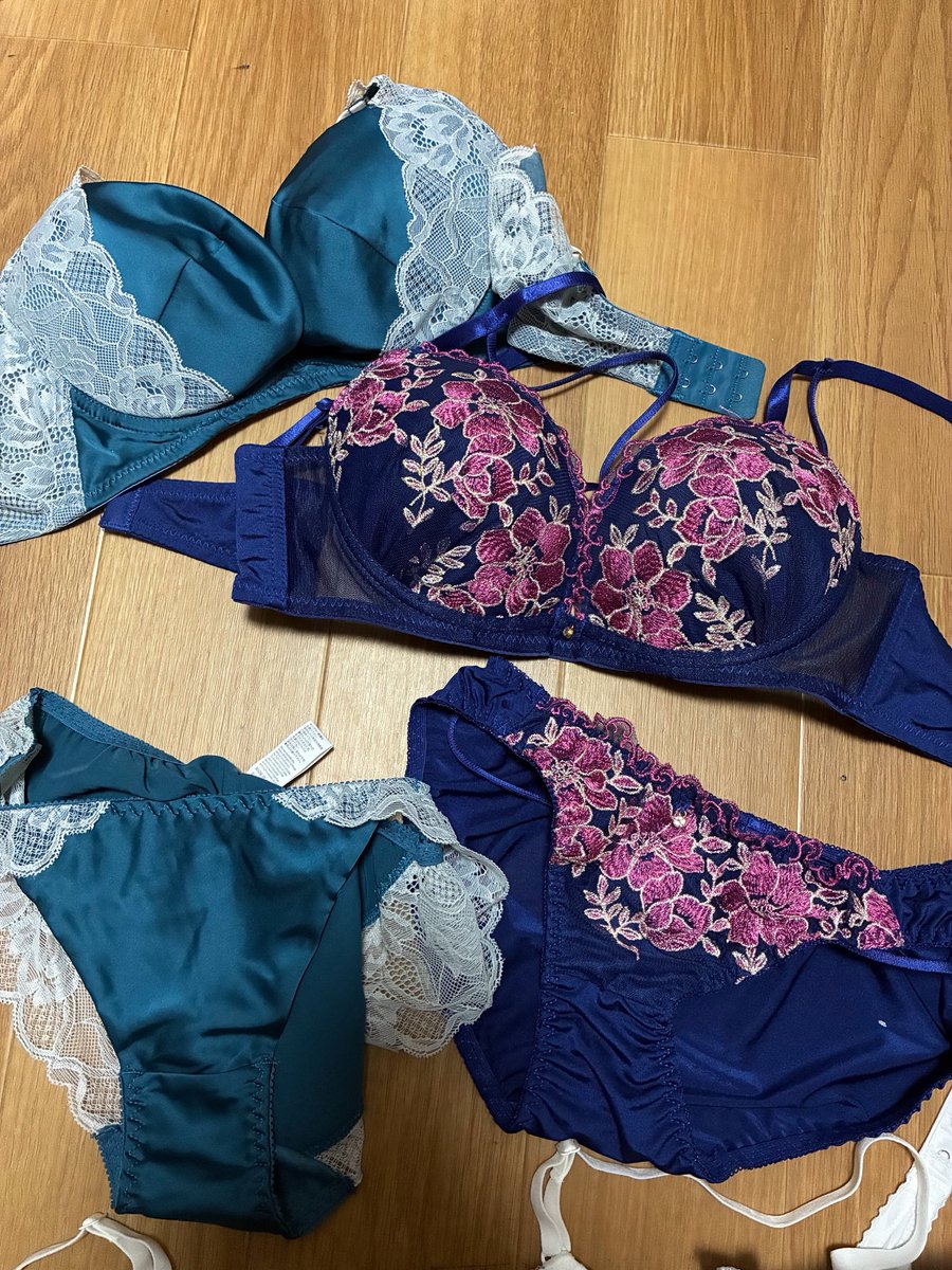 yushitagi's tweet photo. みんなの下着👙❤️
緑義理母さん
青嫁ちゃん
水色義理妹ちゃん
白cちゃん
どれでパンコキブラコキしようかな😍
義理母さんにしようかな😍よかった方いいねよろしくお願いします💕 https://t.co/ilMtnkqur7