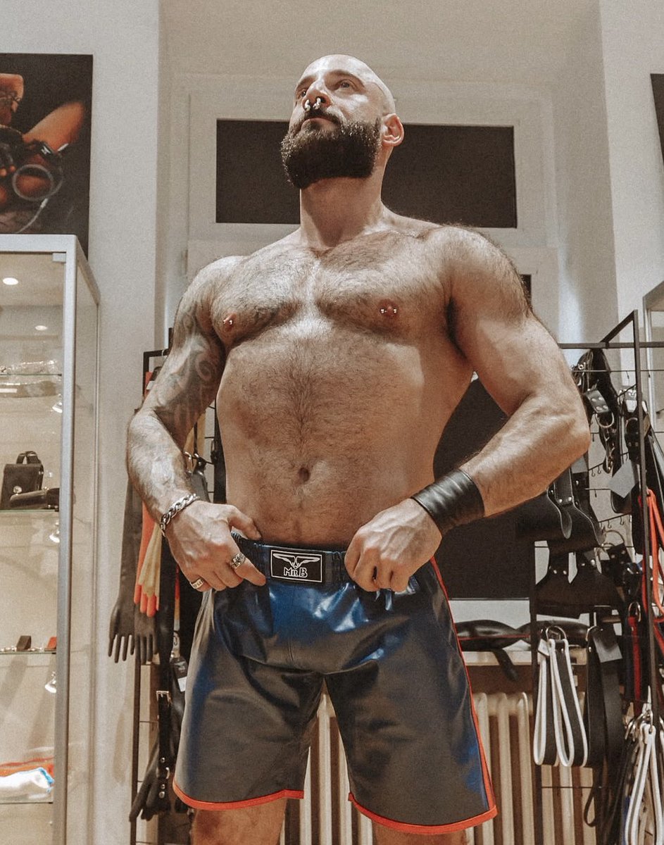 masterwillia7's tweet photo. Confidence Looks Like This💪🏼🖤🖤 love the leather culture ♠️♠️

#GayMaster #GayDom #Dominant #Master #GayLeather #BLUF #BDSMCommunity #PowerExchange #GayMen #LGBTQ    #LeatherPride #sir #mentorship #protocol https://t.co/QQr2ZNKfYk