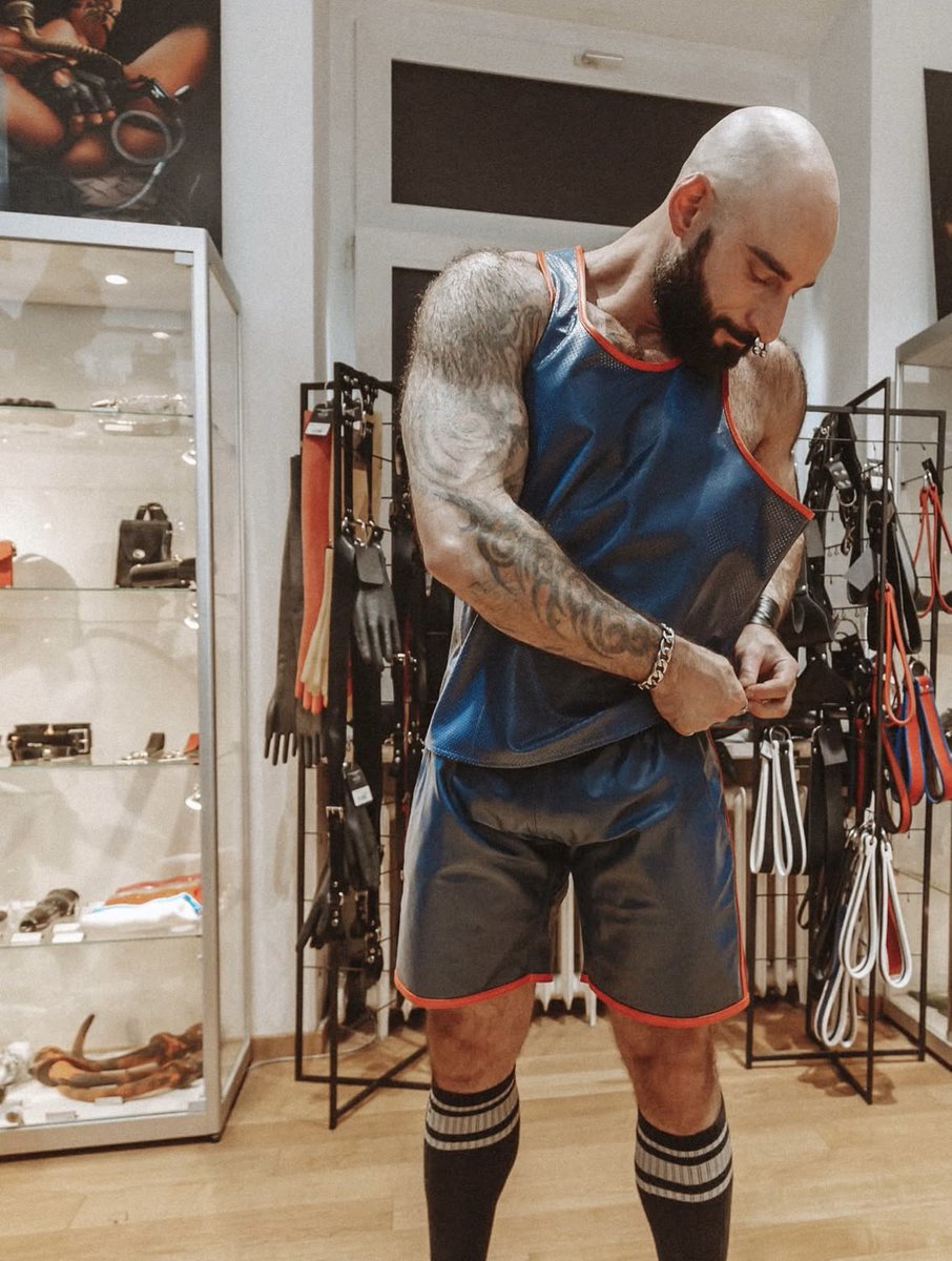 masterwillia7's tweet photo. Confidence Looks Like This💪🏼🖤🖤 love the leather culture ♠️♠️

#GayMaster #GayDom #Dominant #Master #GayLeather #BLUF #BDSMCommunity #PowerExchange #GayMen #LGBTQ    #LeatherPride #sir #mentorship #protocol https://t.co/QQr2ZNKfYk