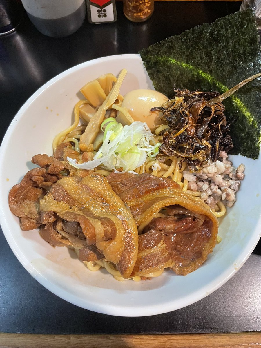 kyoc223's tweet photo. 一条流がんこラーメン総本家分家四谷荒木町🍜🍜🍜

820着の5番目、悪魔ぜそばの日🍜100にしようかと思っていたけど、並んでいる時にあの匂い嗅いだら悪魔👿だよね！麺も悪魔肉も良かったけど、今日のヒロポン悪魔スープで悪魔ラーメンを食べたいくらいスープが美味しかった！平日限定も嬉しいね😋 https://t.co/gO4u798MnI