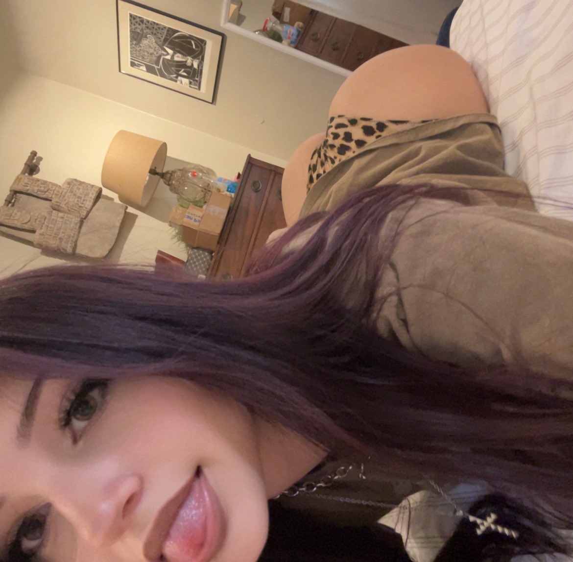 violetunfilter's tweet photo. all i need is a sloppy makeout session 💋 https://t.co/Etiq1aFoZQ