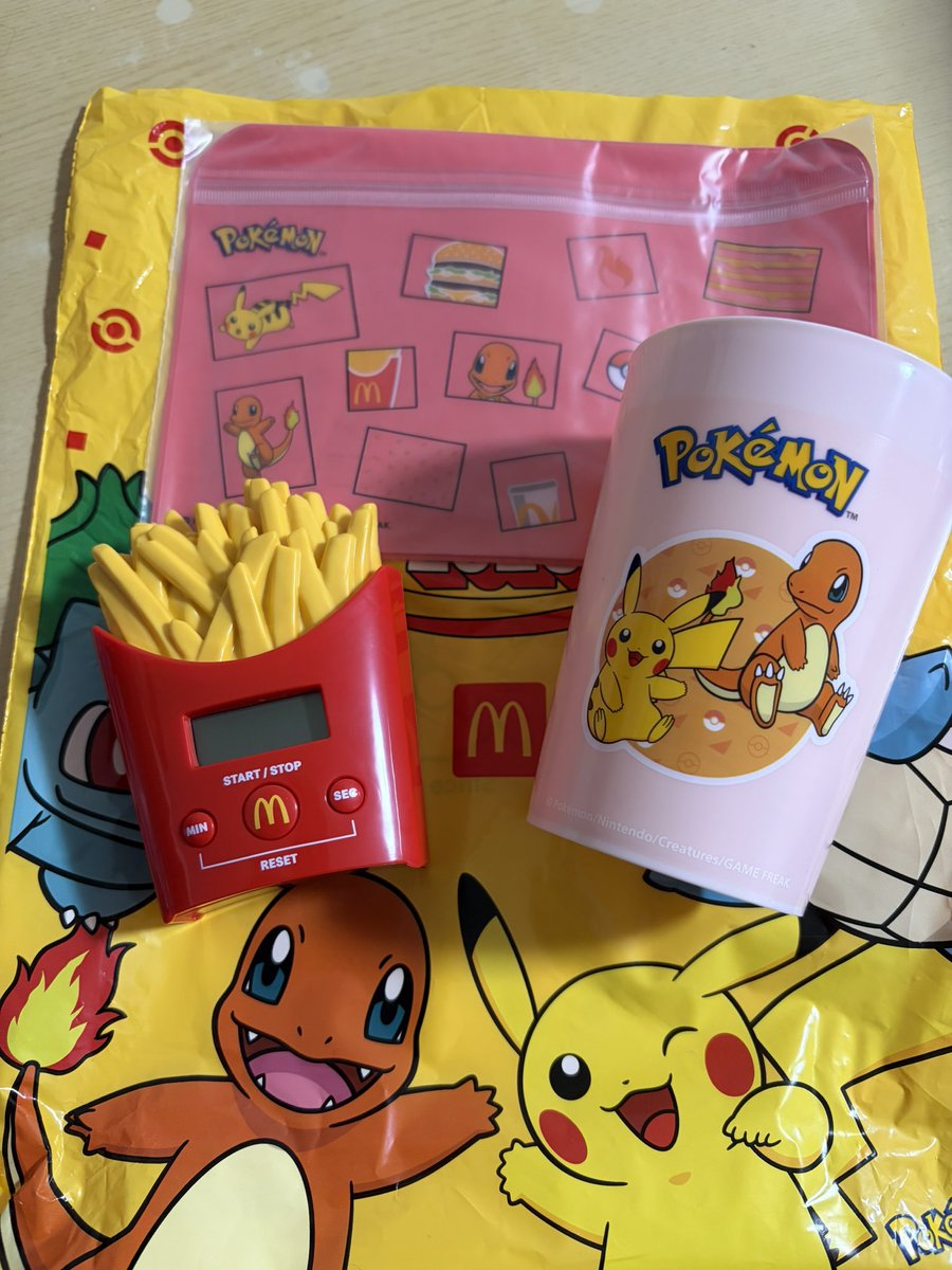 natsuka375's tweet photo. マックの福袋当選したから
受取りに行ったけど
あんまりかな💦

コップがプラだし
あまりお得感ないな💦💦💦

 #マック #マクドナルドのサマーチャンスバッグ https://t.co/LkOUkd4B9v