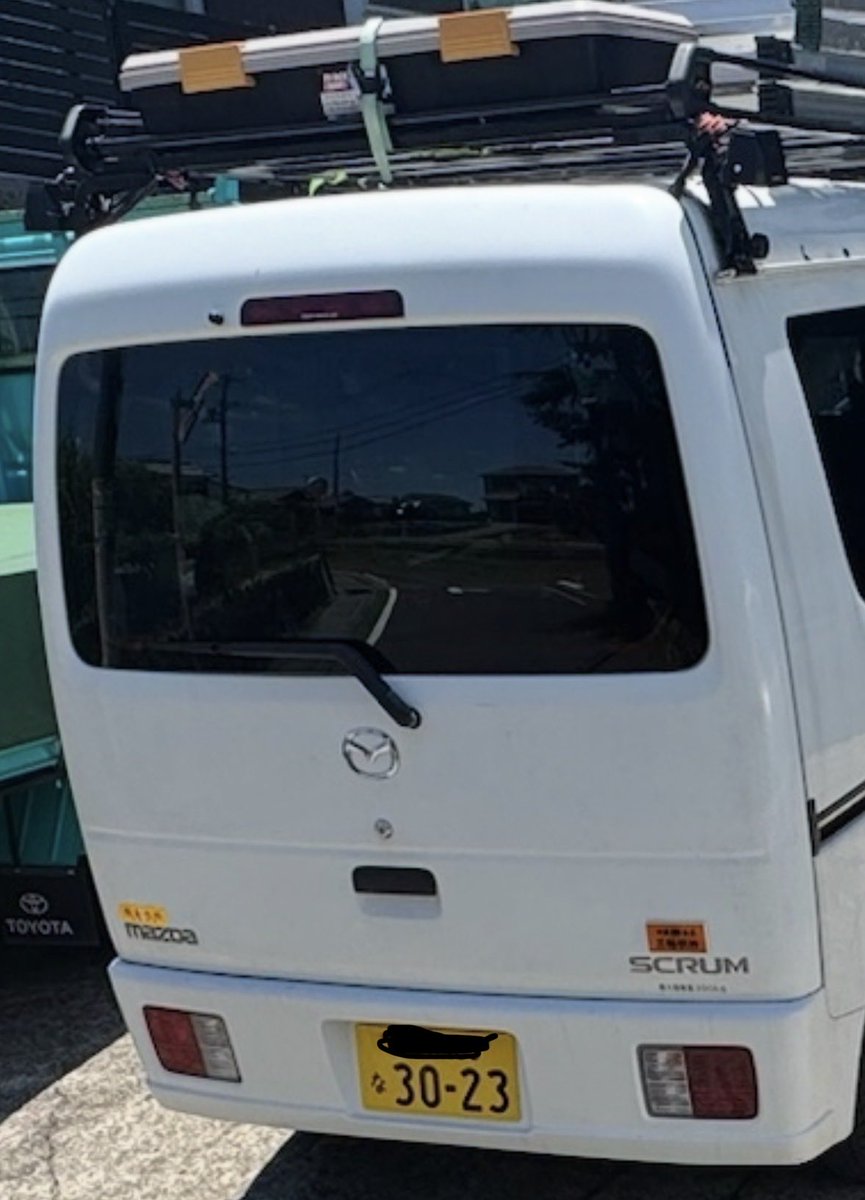 z3e98's tweet photo. 【拡散希望】車両盗難の目撃情報・ドラレコ映像提供のお願い
画像の通り、車と工具の盗難被害に遭いました。
【特徴】
運転席側のサイドガラス割られてます。
タイヤも特徴的かと思います。

どうかご協力の程よろしくお願いいたします。
 #拡散希望 #盗難 #大阪市 #住吉区 #情報 #ドラレコ https://t.co/sNXFX5Anbw