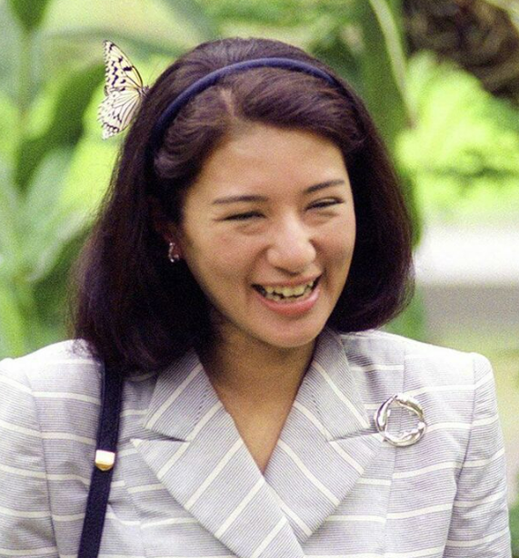 seijisenmon's tweet photo. 雅子さまに止まるのは蝶

高市首相に止まるのはハエ

生き物は行き先をちゃんと選ぶらしい

天皇ご一家は生き物が好きだからね

那須御用邸に静養中に改正皇室典範にハンコ押せ

支持率暴落でハエがたかる…

なんかいろんな奇跡を起こすね https://t.co/vcjqKuW7Vd