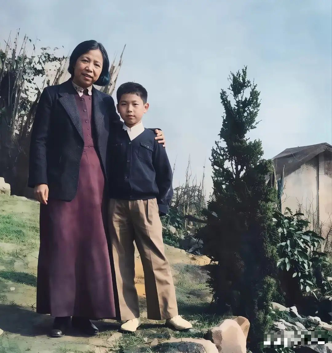 shimin1978's tweet photo. 这是一张珍贵的照片，邓颖超与12岁的李鹏在重庆合影。 https://t.co/t56P73Qp1M