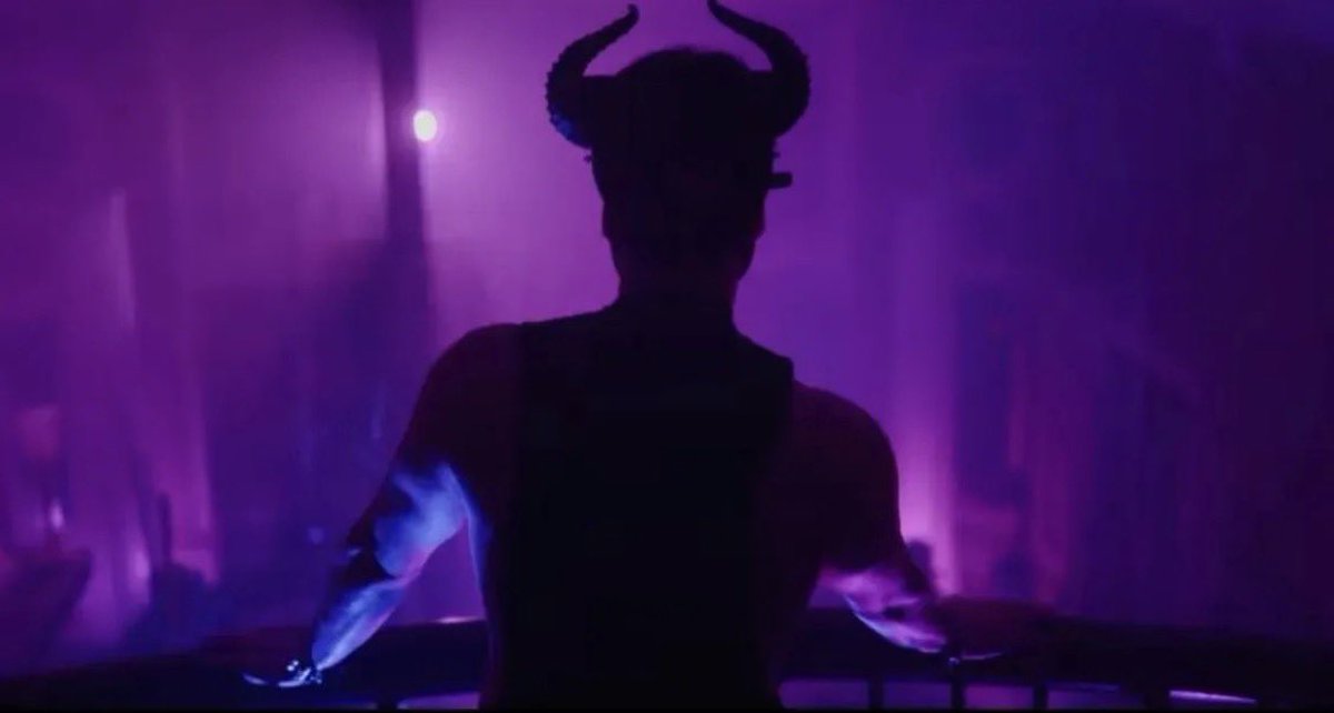 HudsonwilliamMX's tweet photo. La revista Instinct publicó un artículo sobre Yaga y la actuación de Hudson en su trailer: Hudson Williams aterradoramente atractivo, sangre y tensión sexual por todas partes.

«¿Recuerdan cuando Hudson Williams nos tenía completamente enganchados viendo a jugadores de hockey lanzarse miradas enamoradas de un extremo a otro de la pista? Bueno, olviden el hielo. Su nueva obsesión incluye brujas, rituales de sangre, profesores sospechosamente atractivos y suficiente tensión sexual como para empañar toda una ciudad costera.
Ya llegó el primer adelanto de Yaga, y el próximo thriller de misterio deja algo muy claro: Hudson Williams no tiene ningún interés en repetirse. Tras convertirse en una de las grandes revelaciones del fenómeno del romance queer Heated Rivalry, el actor se lanza de lleno a un territorio mucho más oscuro, más sensual y considerablemente más maldito.
Hudson Williams deja atrás la pista de hockey.»
🔗https://t.co/2rV224EkZp