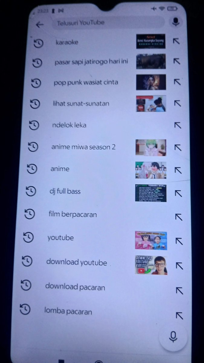 Sipitungscbd's tweet photo. Malam-malam malah kena mental gara-gara HP anak. 😭

Aku ngerasa kecolongan banget. Padahal penggunaan HP udah aku batasi, cuma boleh Sabtu-Minggu dan selalu diawasin.

Eh ternyata dia sempat buka Chrome dan nemu konten dewasa. 😭

Aku sama suami aja kalau lagi berhubungan selalu nunggu anak benar-benar tidur pulas, beda kamar, bahkan kamar dikunci tanpa suara.

Makanya kaget banget kok bisa kecolongan begini.

HP yang dipakai itu bekas kakeknya, karena kakeknya sekarang pakai HP punyaku. Sebelumnya HP itu juga sempat error.

Tetap aja aku nyalahin diri sendiri karena kurang teliti.

Yang bikin makin syok, ternyata riwayat pencarian YouTube-nya juga udah ada. 😭