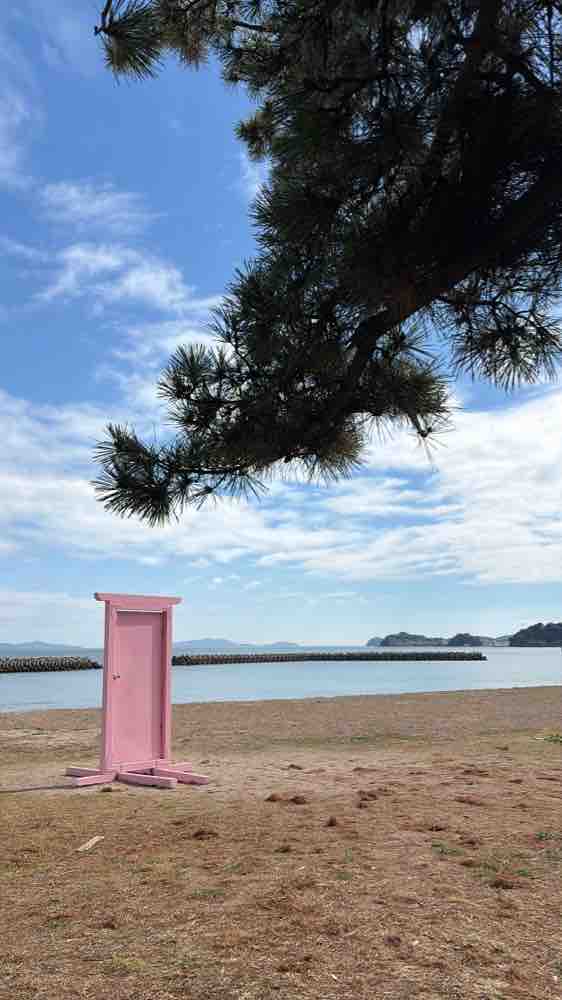 dynam_00222's tweet photo. こんにちは～

ピンクのドアと静かな海。

 ちょっと非日常な景色が心地いい🌊✨

＃日間賀島
＃ダイナム
＃岐阜ダイナム https://t.co/aspfpjksRx
