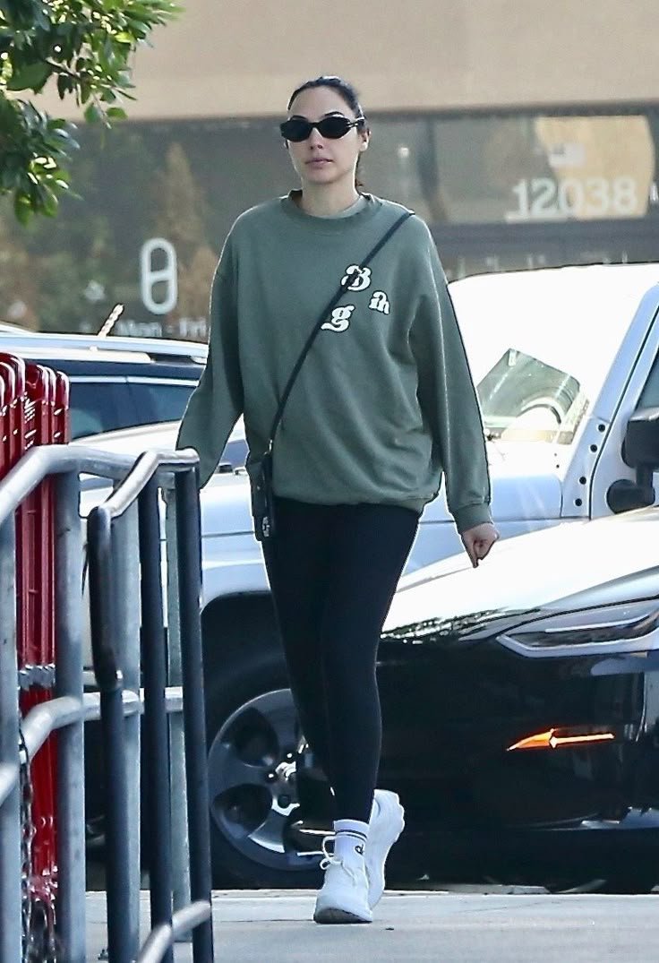 GalGadotr8b6's tweet photo. How do I look going for shopping? 🛒🤔🥰 https://t.co/ihTCItqXhQ