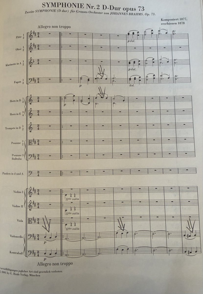 iimoriconductor's tweet photo. ブラームスの交響曲第2番について、僕なりに思うことを書いてみました。写真も掲載しますのでぜひご覧くださいね❗️

この作品はよく「ブラームスの田園」と呼ばれます。

穏やかで美しく、4つの交響曲の中で最も明るい作品という印象を持たれる方も多いでしょう。

でも、僕はこの作品を指揮するたびに、いつも同じことを考えます。

「本当に、明るい交響曲なのだろうか？」

ブラームス自身は、この作品について「青空ばかりではない」という趣旨のことを友人へ書き送っています。
また、クララ・シューマンも、この音楽の中に「幸福だけではない深い憂い」を感じ取っていました。

穏やかな湖面を眺めているような音楽の奥に、言葉にならない寂しさが静かに流れている…
僕には、そんな作品に思えてなりません。

その秘密は、第1楽章冒頭の、わずか3つの音にあるように感じています。チェロとコントラバスが静かに奏でる
「レ→ド♯→レ」（写真1枚目）

この3音が姿を変えながら全曲を貫いています。
「ミ→ファ♯→ミ」
「シ→ラ♯→シ」
さらには
「ファ♯→ミ♯→ファ♯」

ブラームスは、この小さな音楽の種を有機的に成長させ、一つの壮大な交響曲を築き上げました。

華やかな旋律よりも、一つの音楽細胞が生命を持って成長していく…
そこにブラームス芸術の本質があるように、僕は考えています。

第2楽章では、冒頭のチェロが奏でる旋律には、温かさの中にも言葉にならない憂いが漂い、人生を静かに振り返る独白のようにも感じられます。
しかし、その陰影の中には決して絶望はなく、必ず希望の光が残されています。
すると忘れた頃に３つの音のヴァリエーションが姿を現します。（写真2枚目）

一方、第3楽章は、ブラームスには珍しいほどの軽やかで愛らしい世界です。
オーボエの素朴な旋律は、どこかベートーヴェン《田園》のソロを思わせ、途中でテンポが速まると、子どもたちが野原を駆け回るような躍動感に満ちあふれています。
重厚な作品が多いブラームスに、こんなにも優しい微笑みがあることに、毎回心を動かされてしまいますし、直前に書かれたハイドンの主題による変奏曲からもインスピレーションを得ていると感じますね…

そして第4楽章。

それまで内に秘められていたエネルギーが、一気に解き放たれます。
まるで厚い雲の切れ間から太陽が輝かしく姿を現すような、圧倒的な解放感❗️

第2楽章で内面を見つめ、第3楽章で心が軽くなり、第4楽章で歓喜へ至る。

ブラームスは、一つの人生そのものを描いたのではないでしょうか。
若さゆえの歓喜ではなく、人生の陰影を知った人だけが見つけられる、静かな幸福。
それが、この交響曲第2番の本当の姿なのかもしれません。

1877年、ブラームス 44歳の時、この作品は南オーストリア・ヴェルター湖畔（3枚目の写真）のペルチャッハ（ペルトシャッハ）で完成しました。
その前のおよそ10年間、ブラームスは南西ドイツのバーデン＝バーデンを創作の拠点としていました。

僕がヴュルテンベルク・フィルハーモニー管弦楽団の芸術総監督時代に暮らしていたロイトリンゲンからは、バーデン＝バーデンまで車で
1時間少々…
美しい温泉の町で、休日には何度も訪れ、心身をリフレッシュした思い出があります。

数年前には、実際にペルチャッハも訪れました。
写真の日は曇り空でしたが、澄み切った湖面と、時間がゆっくり流れるような静けさに包まれ、
「この場所なら、この音楽が生まれるのも分かるな…」と…
そう感じたことを、今でも鮮明に覚えています。

そして同じヴェルター湖畔には、後にマーラーが交響曲を生み出した作曲小屋（4枚目の写真）も残されています。
ブラームスもマーラーも、この美しい湖を見つめながら創作を続けました。

もちろん、同じインスピレーションを得たかどうかは分かりません。

それでも、この湖の光や風、そして静寂が、二人の心に何かを語りかけていたのではないか…
そんな想像をしながら指揮をしていると、この交響曲は、毎回少しずつ違う表情を僕自身に見せてくれるような気がするのです。

皆さんは、この交響曲からどのような風景や感情を感じますか？
ぜひ教えて下さいね❗️