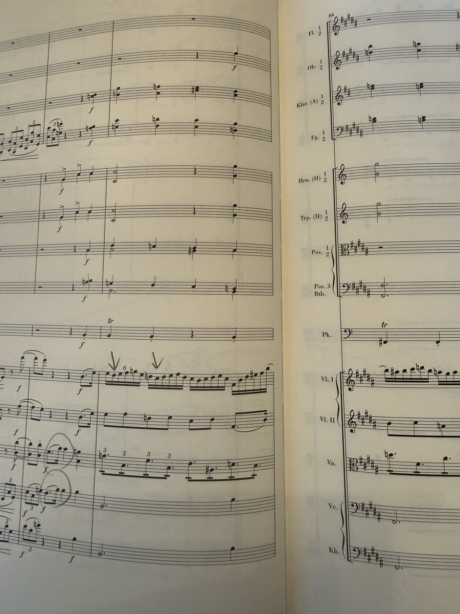 iimoriconductor's tweet photo. ブラームスの交響曲第2番について、僕なりに思うことを書いてみました。写真も掲載しますのでぜひご覧くださいね❗️

この作品はよく「ブラームスの田園」と呼ばれます。

穏やかで美しく、4つの交響曲の中で最も明るい作品という印象を持たれる方も多いでしょう。

でも、僕はこの作品を指揮するたびに、いつも同じことを考えます。

「本当に、明るい交響曲なのだろうか？」

ブラームス自身は、この作品について「青空ばかりではない」という趣旨のことを友人へ書き送っています。
また、クララ・シューマンも、この音楽の中に「幸福だけではない深い憂い」を感じ取っていました。

穏やかな湖面を眺めているような音楽の奥に、言葉にならない寂しさが静かに流れている…
僕には、そんな作品に思えてなりません。

その秘密は、第1楽章冒頭の、わずか3つの音にあるように感じています。チェロとコントラバスが静かに奏でる
「レ→ド♯→レ」（写真1枚目）

この3音が姿を変えながら全曲を貫いています。
「ミ→ファ♯→ミ」
「シ→ラ♯→シ」
さらには
「ファ♯→ミ♯→ファ♯」

ブラームスは、この小さな音楽の種を有機的に成長させ、一つの壮大な交響曲を築き上げました。

華やかな旋律よりも、一つの音楽細胞が生命を持って成長していく…
そこにブラームス芸術の本質があるように、僕は考えています。

第2楽章では、冒頭のチェロが奏でる旋律には、温かさの中にも言葉にならない憂いが漂い、人生を静かに振り返る独白のようにも感じられます。
しかし、その陰影の中には決して絶望はなく、必ず希望の光が残されています。
すると忘れた頃に３つの音のヴァリエーションが姿を現します。（写真2枚目）

一方、第3楽章は、ブラームスには珍しいほどの軽やかで愛らしい世界です。
オーボエの素朴な旋律は、どこかベートーヴェン《田園》のソロを思わせ、途中でテンポが速まると、子どもたちが野原を駆け回るような躍動感に満ちあふれています。
重厚な作品が多いブラームスに、こんなにも優しい微笑みがあることに、毎回心を動かされてしまいますし、直前に書かれたハイドンの主題による変奏曲からもインスピレーションを得ていると感じますね…

そして第4楽章。

それまで内に秘められていたエネルギーが、一気に解き放たれます。
まるで厚い雲の切れ間から太陽が輝かしく姿を現すような、圧倒的な解放感❗️

第2楽章で内面を見つめ、第3楽章で心が軽くなり、第4楽章で歓喜へ至る。

ブラームスは、一つの人生そのものを描いたのではないでしょうか。
若さゆえの歓喜ではなく、人生の陰影を知った人だけが見つけられる、静かな幸福。
それが、この交響曲第2番の本当の姿なのかもしれません。

1877年、ブラームス 44歳の時、この作品は南オーストリア・ヴェルター湖畔（3枚目の写真）のペルチャッハ（ペルトシャッハ）で完成しました。
その前のおよそ10年間、ブラームスは南西ドイツのバーデン＝バーデンを創作の拠点としていました。

僕がヴュルテンベルク・フィルハーモニー管弦楽団の芸術総監督時代に暮らしていたロイトリンゲンからは、バーデン＝バーデンまで車で
1時間少々…
美しい温泉の町で、休日には何度も訪れ、心身をリフレッシュした思い出があります。

数年前には、実際にペルチャッハも訪れました。
写真の日は曇り空でしたが、澄み切った湖面と、時間がゆっくり流れるような静けさに包まれ、
「この場所なら、この音楽が生まれるのも分かるな…」と…
そう感じたことを、今でも鮮明に覚えています。

そして同じヴェルター湖畔には、後にマーラーが交響曲を生み出した作曲小屋（4枚目の写真）も残されています。
ブラームスもマーラーも、この美しい湖を見つめながら創作を続けました。

もちろん、同じインスピレーションを得たかどうかは分かりません。

それでも、この湖の光や風、そして静寂が、二人の心に何かを語りかけていたのではないか…
そんな想像をしながら指揮をしていると、この交響曲は、毎回少しずつ違う表情を僕自身に見せてくれるような気がするのです。

皆さんは、この交響曲からどのような風景や感情を感じますか？
ぜひ教えて下さいね❗️