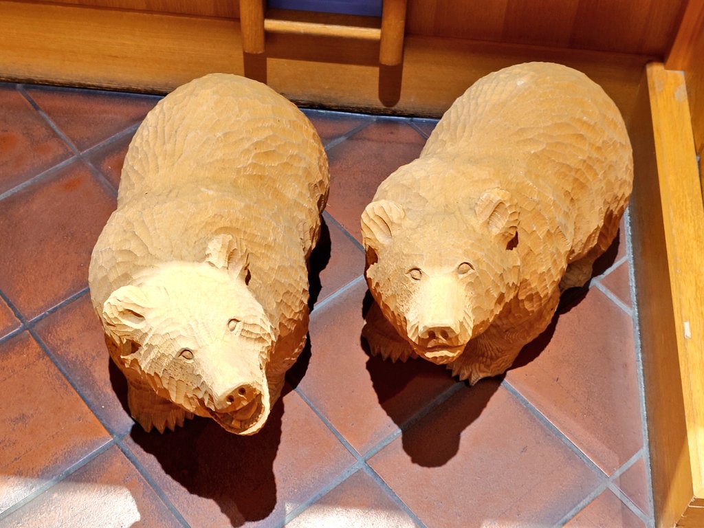 mochicero's tweet photo. 木彫りの熊かわいい https://t.co/W26cHSutTX