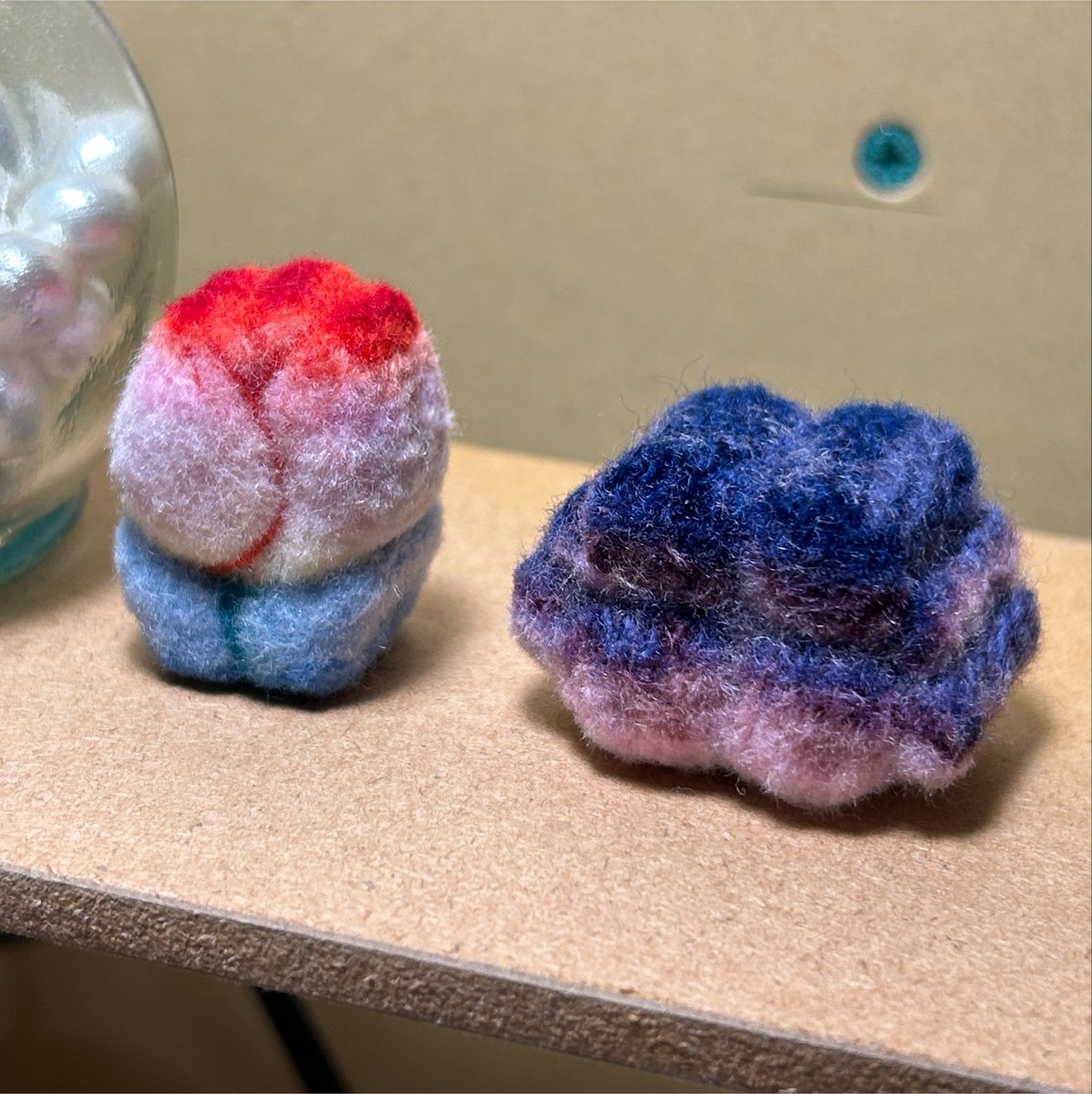Aireivy's tweet photo. 毎コレクションのオブジェを並べて楽しめるように大体サイズ感を揃えたくて

夏のチューリップと並べてみたけどサイズも大きいしね
難しすぎる〜
間に合うのか〜〜！？ https://t.co/KIq7bnH5ka
