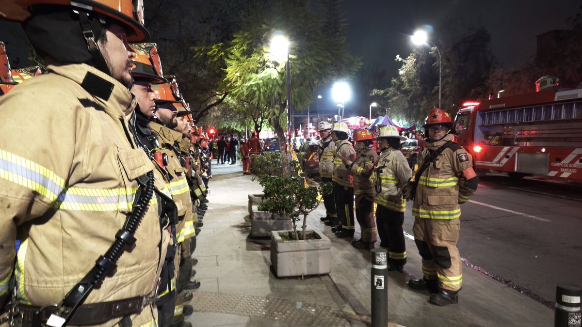 cbsantiago's tweet photo. 🔴 A las 20:45 horas, el @Comandantecbs, Giorgio Tromben Marcone, dio por finalizada la 2ª Alarma de Incendio, declarado en Estación Santa Isabel, Línea 5, de @metrodesantiago. Intervinieron 200 voluntarios de 14 Compañías del Cuerpo de Bomberos de Santiago. https://t.co/mhZ8JhXLSC