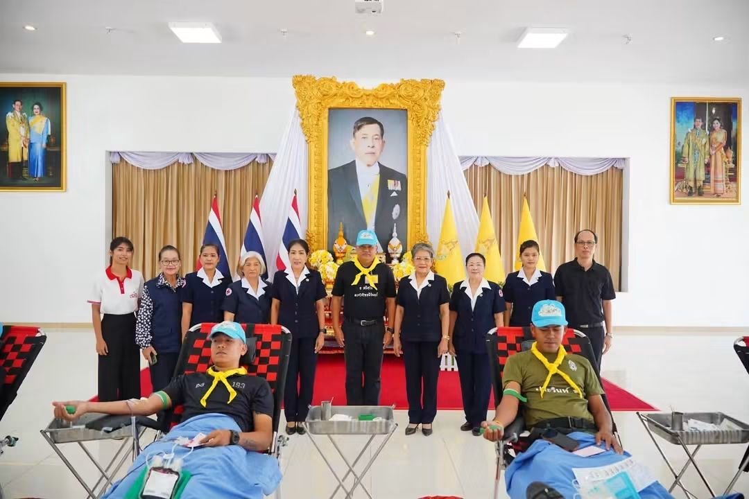 armypr_news's tweet photo. “พล.ร.9 จัดกิจกรรมเฉลิมพระเกียรติพระบาทสมเด็จพระเจ้าอยู่หัว เนื่องในโอกาสวันเฉลิมพระชนมพรรษา 28 กรกฎาคม 2569”

เมื่อวันที่ 27 ก.ค.69 เวลา 0830
ผบ.พล.ร.9 มอบหมายให้ พ.อ. เฉลิมชัย  ชัดใจ รอง ผบ.พล.ร.9 (1) เป็นประธาน ในกิจกรรมเฉลิมพระเกียรติพระบาทสมเด��จพระเจ้าอยู่หัว เนื่องในโอกาสวันเฉลิมพระชนมพรรษา 74 พรรษา 28 กรกฎาคม 2569 ณ บก.พล.ร.9 โดยมีผู้บังคับบัญชา กำลังพล และครอบครัวของหน่วยเข้าร่วมกิจกรรมโดยพร้อมเพรียง

กิจกรรมประกอบด้วยพิธีทำบุญตักบาตร พิธีถวายราชสักการะ ถวายราชสดุดี ลงนามถวายพระพรชัยมงค�� และกิจกรรมบริจาคโลหิต เพื่อถวายเป็นพระราชกุศล พร้อมทั้งแสดงออกถึงความจงรักภักดีและน้อมสำนึกในพระมหากรุณาธิคุณอย่างหาที่สุดมิได้ ตลอดจนร่วมกันสืบสานปณิธานในการปฏิบัติหน้าที่เพื่อชาติ ศาสนา และพระมหากษัตริย์

#กองพลทหารราบที่9
#กองพลเสือดำ
#ศูนย์ประชาสัมพันธ์กองทัพบก