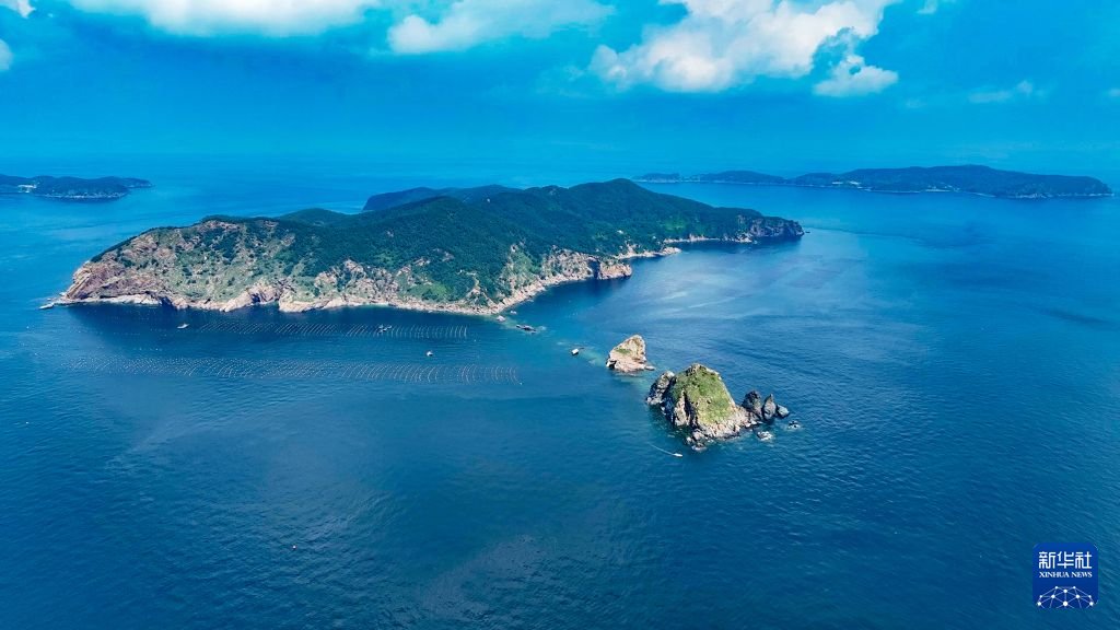 PDChinese's tweet photo. 【遼寧長山群島候鳥棲息地成功納入世界自然遺產】據國家林業和草原局消息，在韓國釜山召開的聯合國教科文組織第48屆世界遺產大會，於北京時間2026年7月27日審議通過了中國黃（渤）海候鳥棲息地世界自然遺產邊界調整項目，遼寧大連長山群島候鳥棲息地成功納入世界自然遺產。

這是中國黃（渤）海候鳥棲息地系列遺產繼2024年後實現再次擴展，進一步提升了黃（渤）海候鳥棲息地系列遺產的完整性。長山群島地處黃海北部，是東亞—澳大利西亞候鳥遷飛區海上必經之路，也是千萬候鳥跨渤海遷徙過程中重要的能量補給島群。