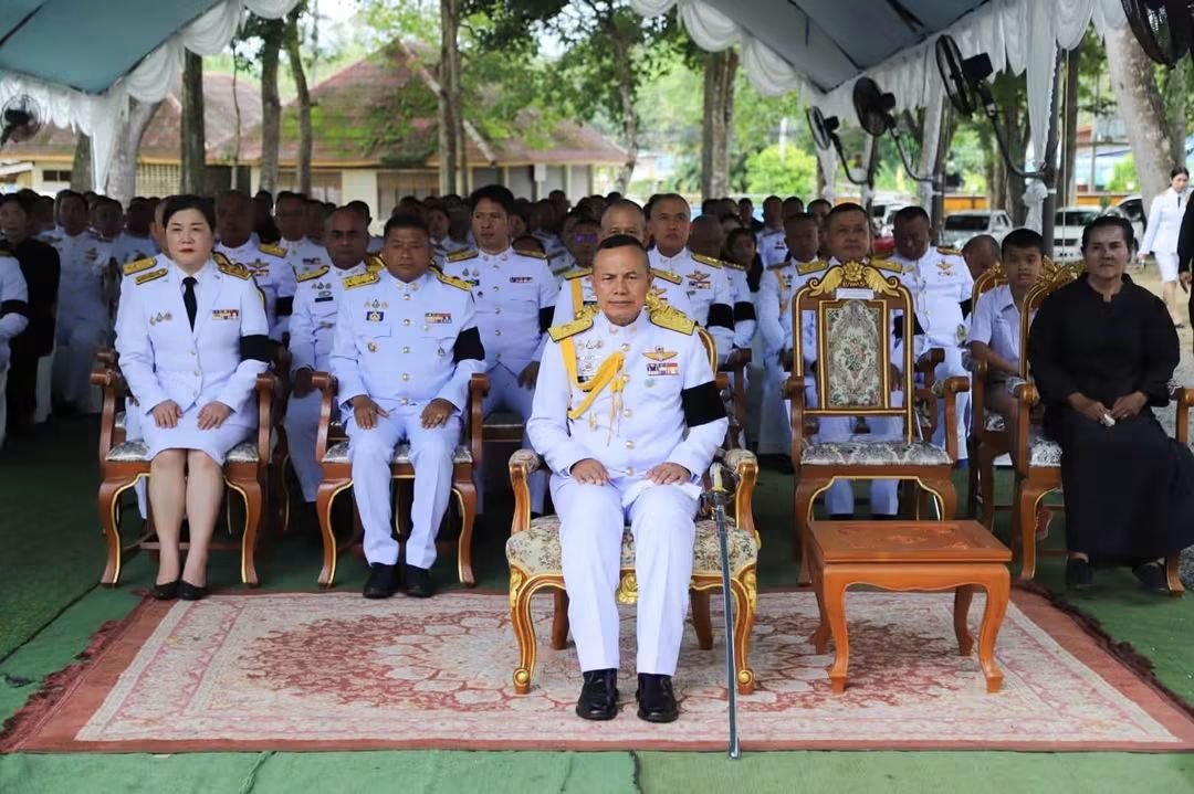 armypr_news's tweet photo. 🌈 แม่ทัพภาคที่ 4 เป็นประธานพิธีพระราชทานเพลิงศพทหารพราน สดุดีวีรชนคนกล้านักรบชุดดำแห่งปลายด้ามขวาน

📝 วันที่ 27 มิถุนายน 2569 เวลา 15.00 น ที่วัดมะนาวหวานพระอารามหลวง อำเภอช้างกลาง จังหวัดนครศรีธรรมราช พลโท นรธิป โพยนอก แม่ทัพภาคที่ 4 เป็นประธานในพิธีพระราชทานเพลิงศพ อาสาสมัครทหารพราน ณัฐสิทธิ์ แก้วเสนา อายุ 34 ปี ตำแหน่ง พลยิงเครื่องยิงจรวด ชุดปฏิบัติการกองร้อยทหารพราน กรมทหารพรานที่ 45 โดยมี ⁠นายสมชาย ลีหล้าน้อย ผู้ว่าราชการจังหวัดนครศรีธรรมราช, พันโทหญิง ปาริชาติ โพยนอก ประธานสมาคมแม่บ้านทหารบกสาขากองทัพภาคที่ 4 คณะผู้��ังคับบัญชา, กำลังพล ส่วนราชการในพื้นที่ รวมถึงครอบครัวผู้วายชนม์ คณะญาติและพี่น้องประชาชนในพื้นที่ ร่วมพิธีแสดงความไว้อาลัย บรรยากาศเต็มไปด้วยความเศร้าโศก

อาสาสมัครทหารพราน ณัฐสิทธิ์ แก้วเสนา เสียชีวิตจากการถูกกลุ่มก่อความไม่สงบ โจมตีใช้อาวุธสงครามและระเบิดไปป์บอมบ์ถล่มอย่างอุกอาจ บริเวณจุดตรวจ/จุดสกัด ด่านตรวจบูเก๊ะซามี บ้านตลาดตันหยงมัส ตำบลตันหยง���ัส อำเภอระแงะ จังหวัดนราธิวาส เมื่อวันที่ 22 กรกฎาคม 2569 เวลา 18.45 น. เป็นเหตุให้เจ้าหน้าที่ทหารพรานสละชีพจำนวน 5 นาย 

การนี้ แม่ทัพภาคที่ 4 ได้เป็นผู้แทน ในการมอบเงินพระราชทาน, มอบเงินบำรุงขวัญกองทัพบก, มอบเงินสินไหมทดแทนพิทักษ์พลกระทรวงกลาโหมและภัยสงคราม และมอบเงินฌาปนกิจกองทัพบก ให้แก่ทายาท ซึ่งพิธีพระราชทานเพลิงศพจัดขึ้นอย่างสมเกียรติ

#ศูนย์ประชาสัมพันธ์กองทัพภาคที่4
#ศูนย์ประชาสัมพันธ์กองทัพบก