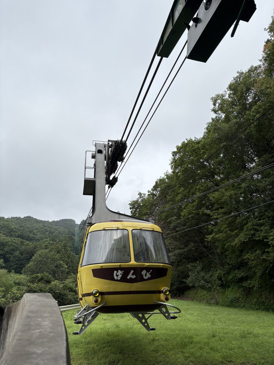 hodoropeway's tweet photo. おはようございます☁️
2026年7月28日10:00 現在    
宝登山の天気は・・・曇り
山麓駅の気温は23.9度🌡️
10時から15分間隔の運行です🚡
本日 最高気温は、27℃予報です🌞
こまめな休憩 水分補給で、熱中症等に気をつけて、お出掛けください😃
📷 山麓駅ホーム ばんび号車
#長瀞町 #イマソラ https://t.co/Idxno5zZPW