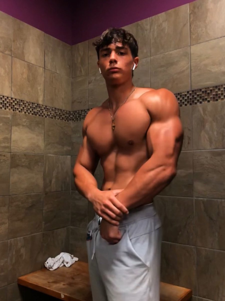 ruben8496's tweet photo. Sniff those poppers deeper, you worthless muscle-obsessed fag. My superior body owns your broken mind while you leak and beg. Total humiliation. 💪🏻💰🖤
#MuscleMaster #PopperFag #Pit 
#gooner #gaygooner #gooning #chastitycage #chastitysub #alpha https://t.co/wFFwNT8Jjb