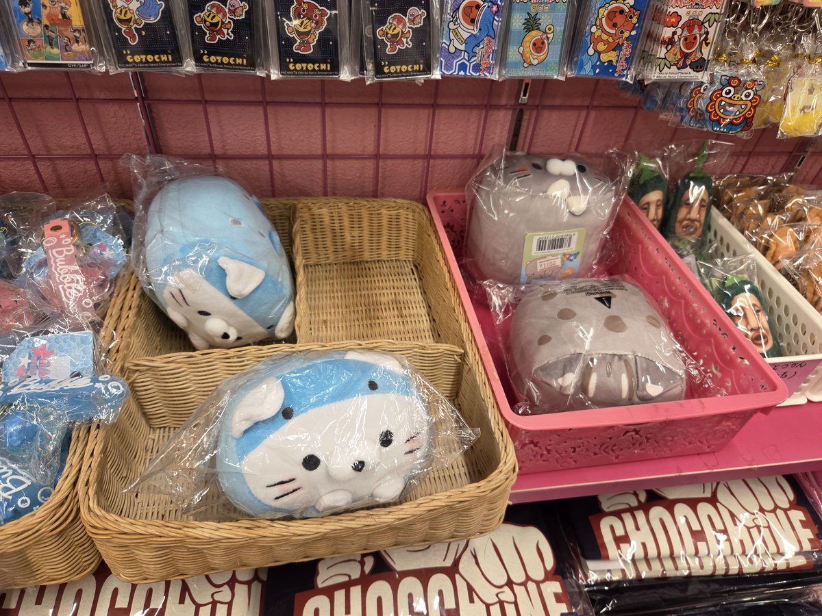 Uk0615's tweet photo. 石垣島公設市場の近くのお土産屋さんの２ヶ所でにゃんこがいました。

#ころころにゃんこ
#ご当地ころころにゃんこマップ https://t.co/zbXIjPUBC4