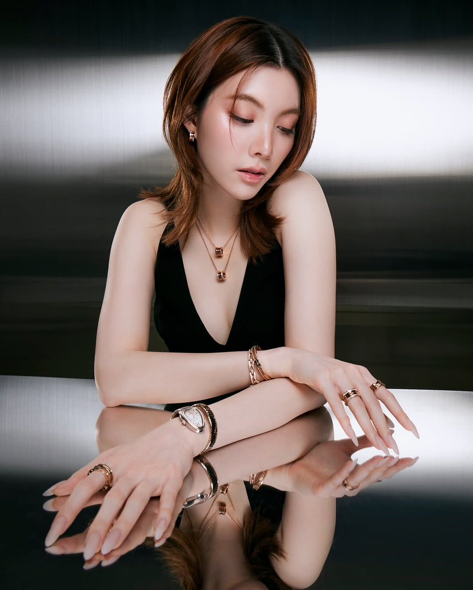 ShadowShoujo's tweet photo. @LOfficielThai @ormmormm Orm Kornnaphat perfectly bridges modern design and timeless heritage by wearing both Bvlgari B.zero1 and Serpenti Tubogas. 🖤
#Bvlgari #Bzero1
#OrmKornnaphat #ออมกรณ์นภัส
#SerpentiTubogas #BvlgariPartner
#LOfficielThailand #FashionDecoding
@Bulgariofficial @ormmormm https://t.co/LVicShVuA1