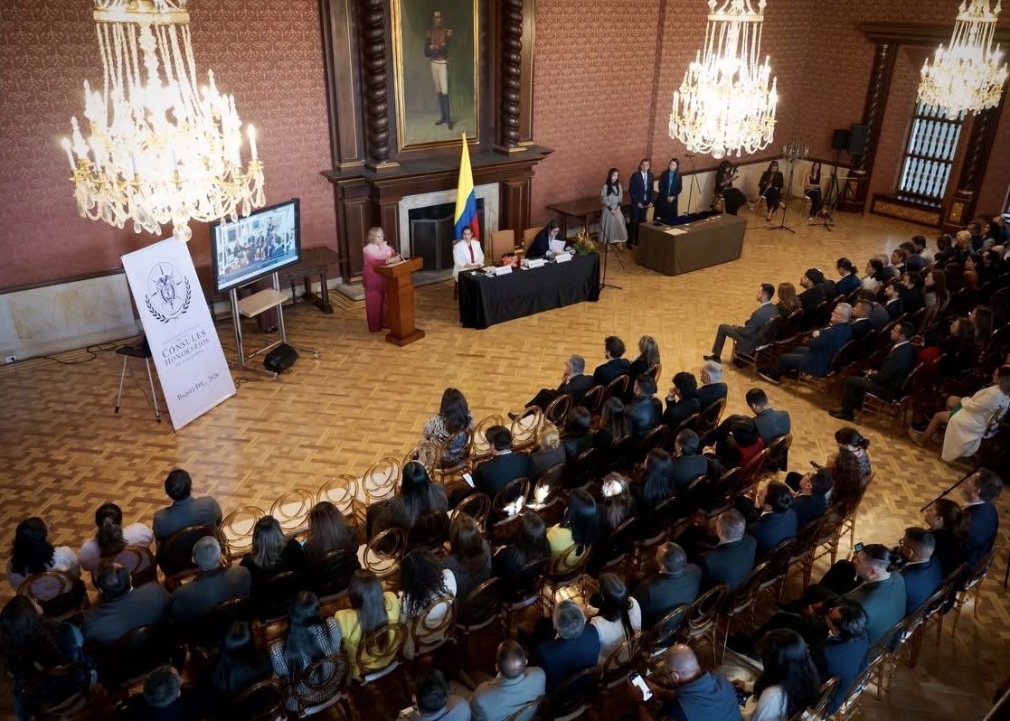 DavidAAriasP's tweet photo. Hoy hemos sido reconocidos por el Ministerio de Relaciones Exteriores @CancilleriaCol tras cumplir varios quinquenios trabajando en la institución, en una sobria ceremonia llevada a cabo en el Salón Bolívar del Palacio de San Carlos. 🧵 https://t.co/EfzsD35K9z