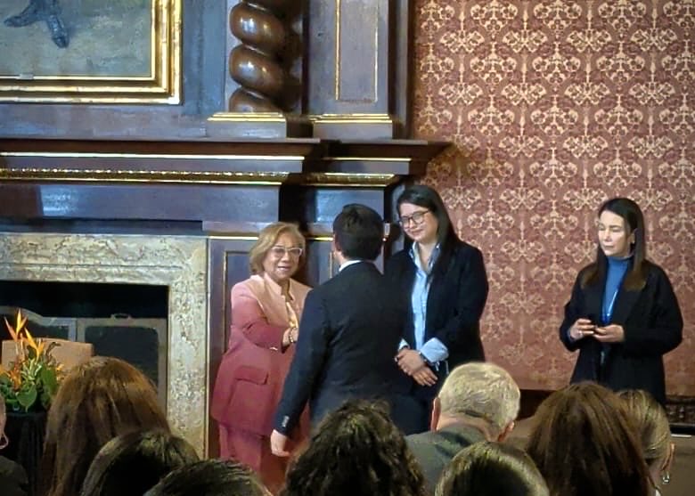DavidAAriasP's tweet photo. Hoy hemos sido reconocidos por el Ministerio de Relaciones Exteriores @CancilleriaCol tras cumplir varios quinquenios trabajando en la institución, en una sobria ceremonia llevada a cabo en el Salón Bolívar del Palacio de San Carlos. 🧵 https://t.co/EfzsD35K9z