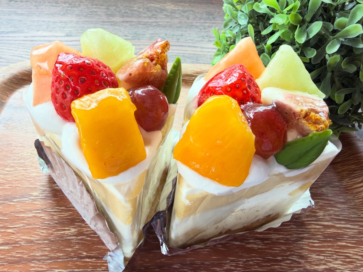 colori2007's tweet photo. フルーツたっぷりのチーズケーキです🧀

フルーツは日替わりです。 https://t.co/WCto0WREA9