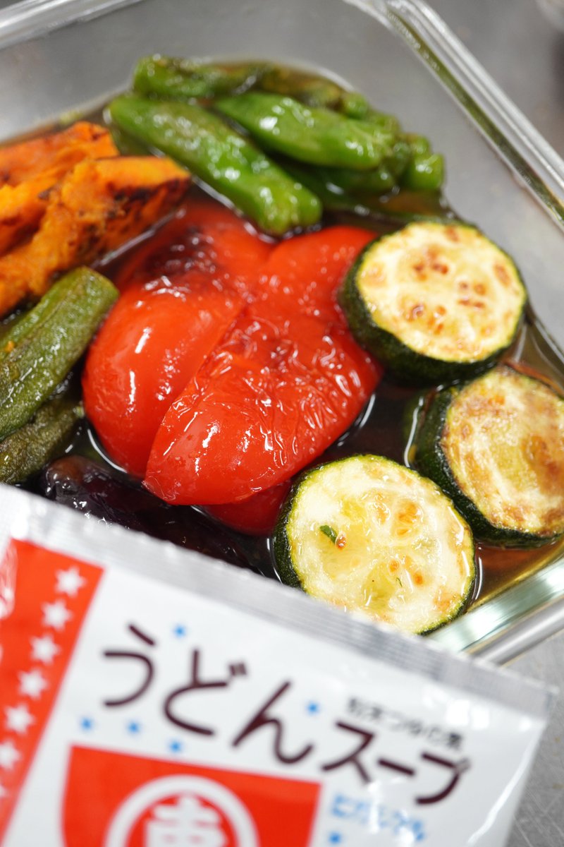 higashimaru_ss's tweet photo. この夏何度も作っています🍆🫑
うどんスープで「夏野菜の焼きびたし」🦊

フライパンに油をひいてお好みの野菜を焼き、水200mlとうどんスープ1袋を混ぜたつけ汁に漬けて冷蔵庫で冷やせば完成👐

だしがしみしみの野菜がたまりません！
野菜の日にどうぞ😊 https://t.co/CaFDDpKWIr