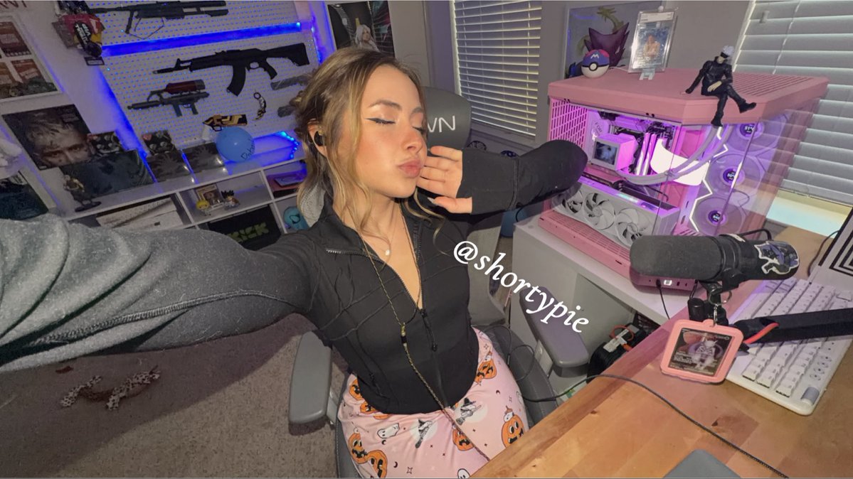 SHORTYPlE's tweet photo. Live rn :) 

Come say hi 

https://t.co/JxX0JYeMA7 https://t.co/78TMaLdeHD