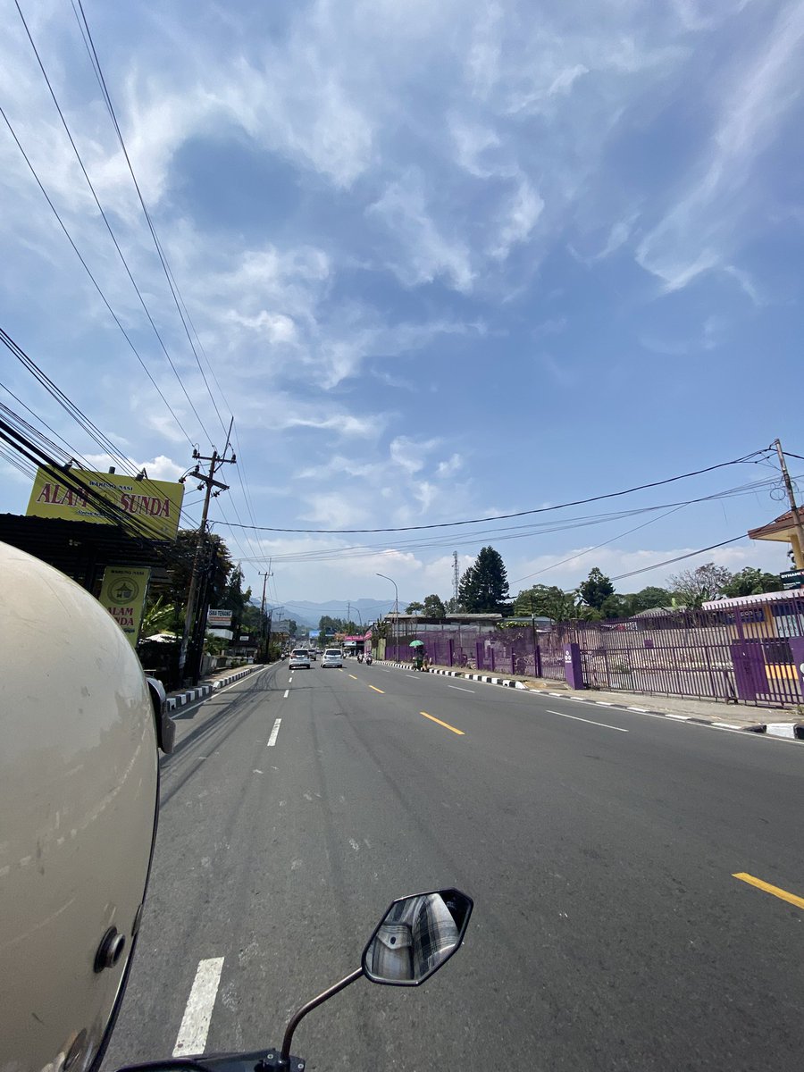 uttakattaaa's tweet photo. pagi pagi dah dipuncak aja ini https://t.co/MxE4wnfaba