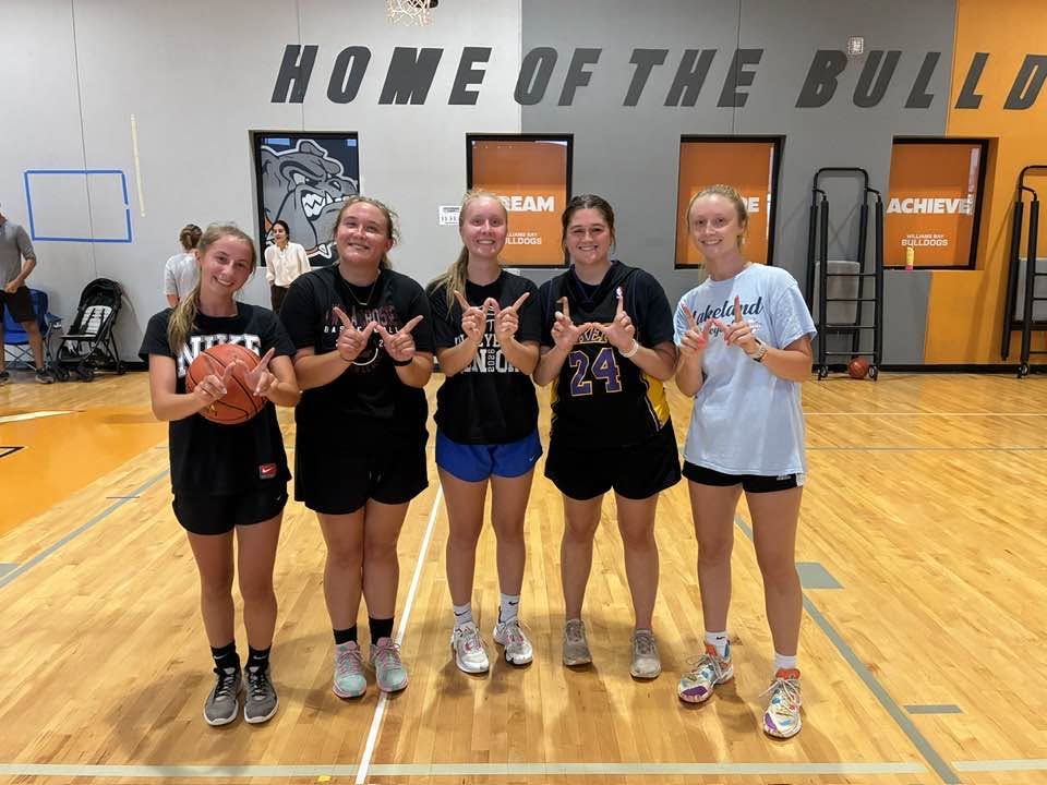 BulldogsGirlsBB's tweet photo. We had a 3x3 tournament/pizza party to celebrate our hard work this summer. In addition to our players, we had a team of moms and a team of alumni (the eventual champs). #Family https://t.co/FjJxxp8zjt