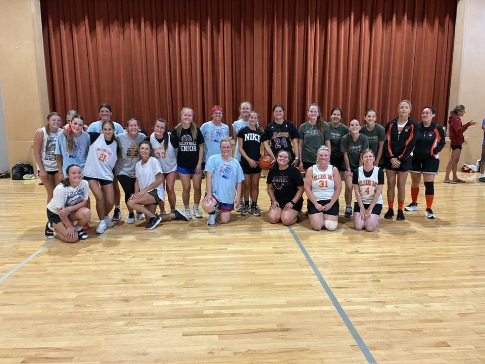 BulldogsGirlsBB's tweet photo. We had a 3x3 tournament/pizza party to celebrate our hard work this summer. In addition to our players, we had a team of moms and a team of alumni (the eventual champs). #Family https://t.co/FjJxxp8zjt