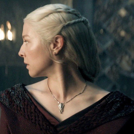 nyrhae's tweet photo. the category is emma d'arcy's neck https://t.co/hRlX0b4XgW