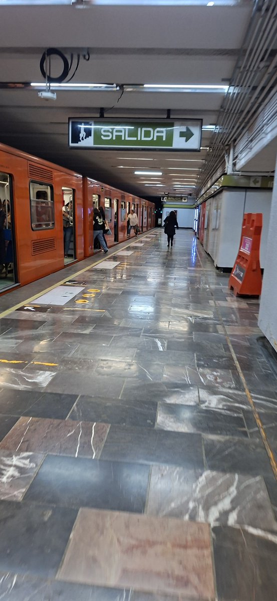 Munfeari's tweet photo. @MetroCDMX Servicio L3 dirección indios verdes completamente parado. https://t.co/7faDQYJrCi