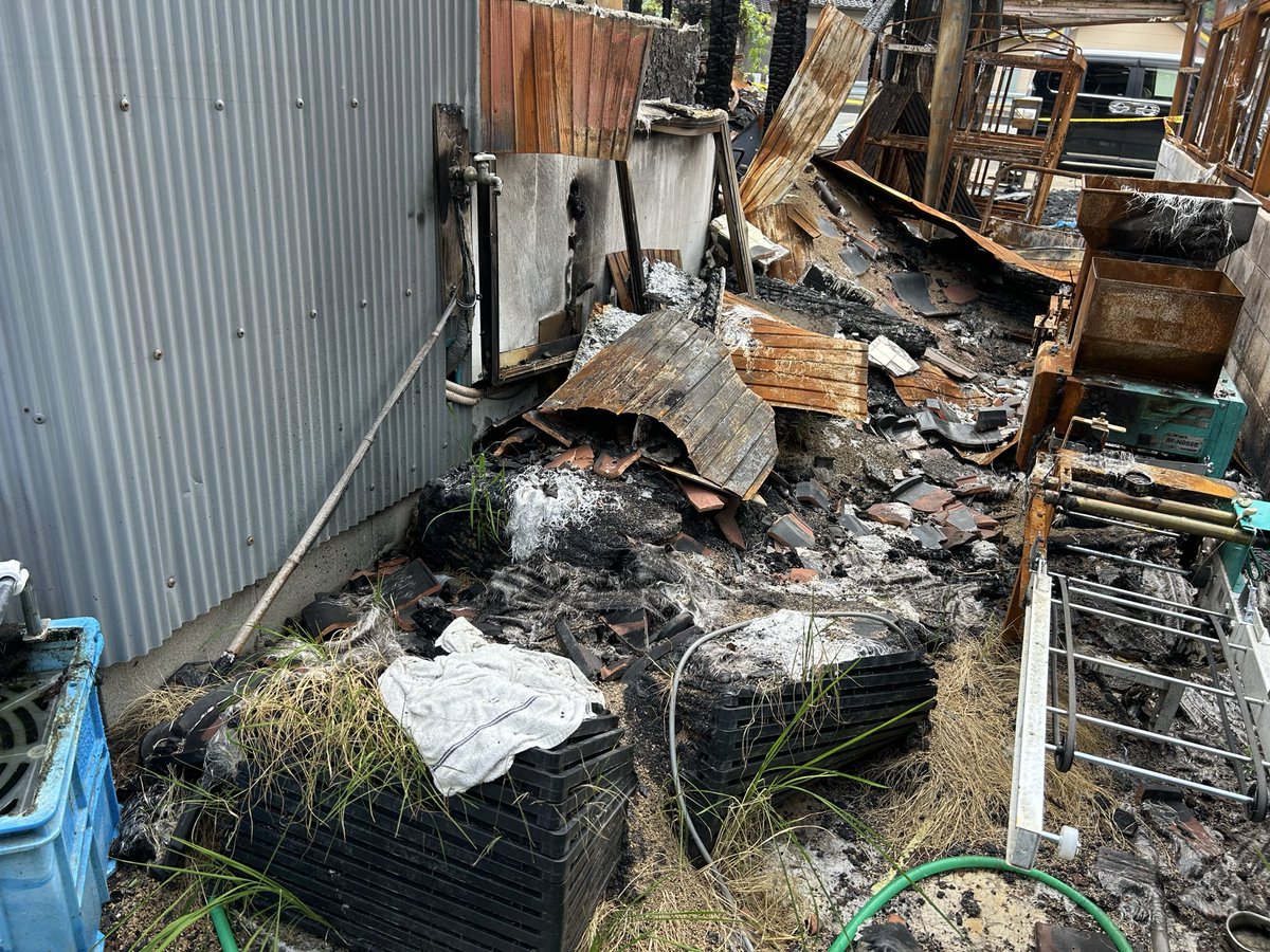 okami_farm's tweet photo. 【自宅と車庫の火災で農機具を失いました】
京都・福知山で夫婦で「にじのきらめき」を栽培しています。
2026年5月24日に発生した火災で、車庫を含む自宅が全焼し、農機具や設備の多くを失いました。
創業まもないこともあり大きな倉庫などがあるわけではない中で、家族で協力し合いこの車庫内で種から多くの苗を育てきました。火災当日の5月24日も本来であれば田植えや播種をする予定が詰まっていましたが、自宅・車庫内で使用していたものは一瞬ですべて失い、予定をしていた田植えがなにもできなくなりました。

まだまだ落ち込む日もありますが、今は再出発に向けて一歩ずつ前へ進んでいます。
まずは、この現状を一人でも多くの方に知っていただけたら嬉しいです。

よろしければ、この投稿を拡散していただけますと幸いです。

#オオカミファーム　#復旧に向けて　#拡散お願いします
