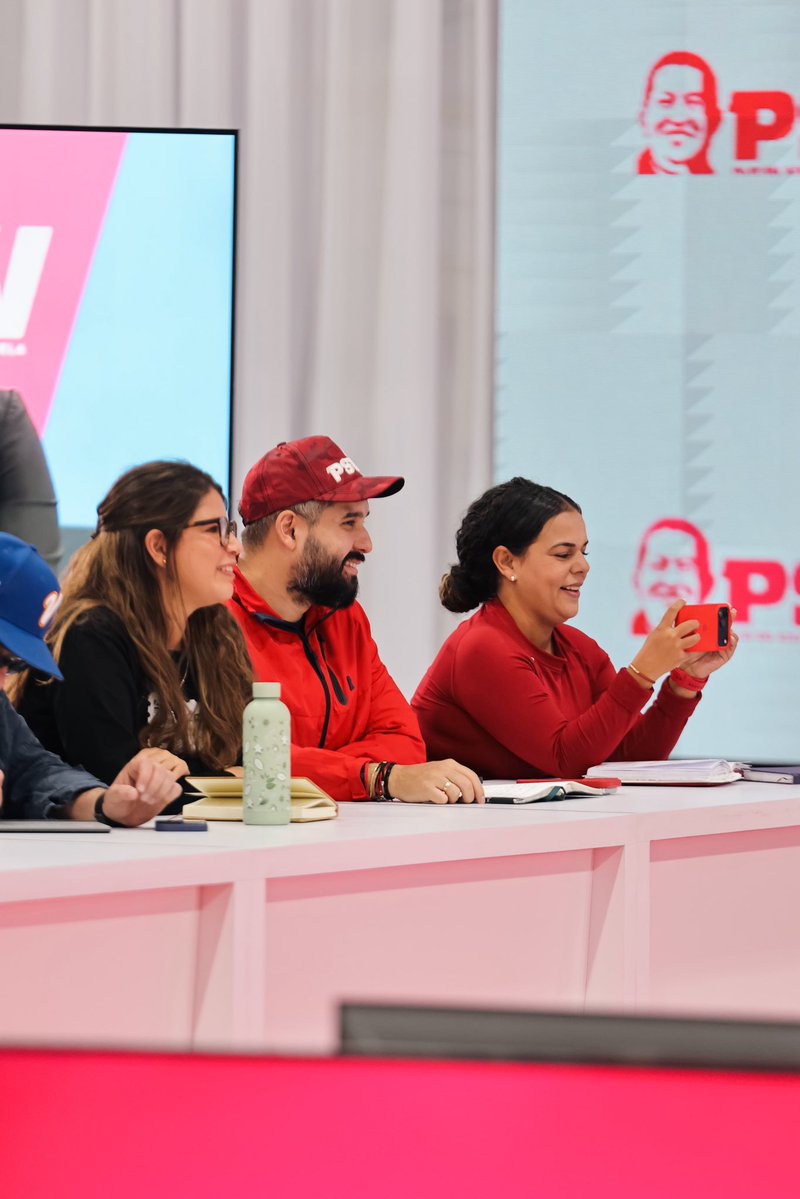 nicmaduroguerra's tweet photo. El amor y la solidaridad son la base y el espíritu de nuestro @PartidoPSUV. Nos hemos desplegado para acompañar al pueblo de La Guaira y Caracas en la atención que requiere; allí estamos, junto a las y los venezolanos de fe, reconstruyendo la patria que renace. 🙏🏽🇻🇪 https://t.co/6Nj4A76XTz