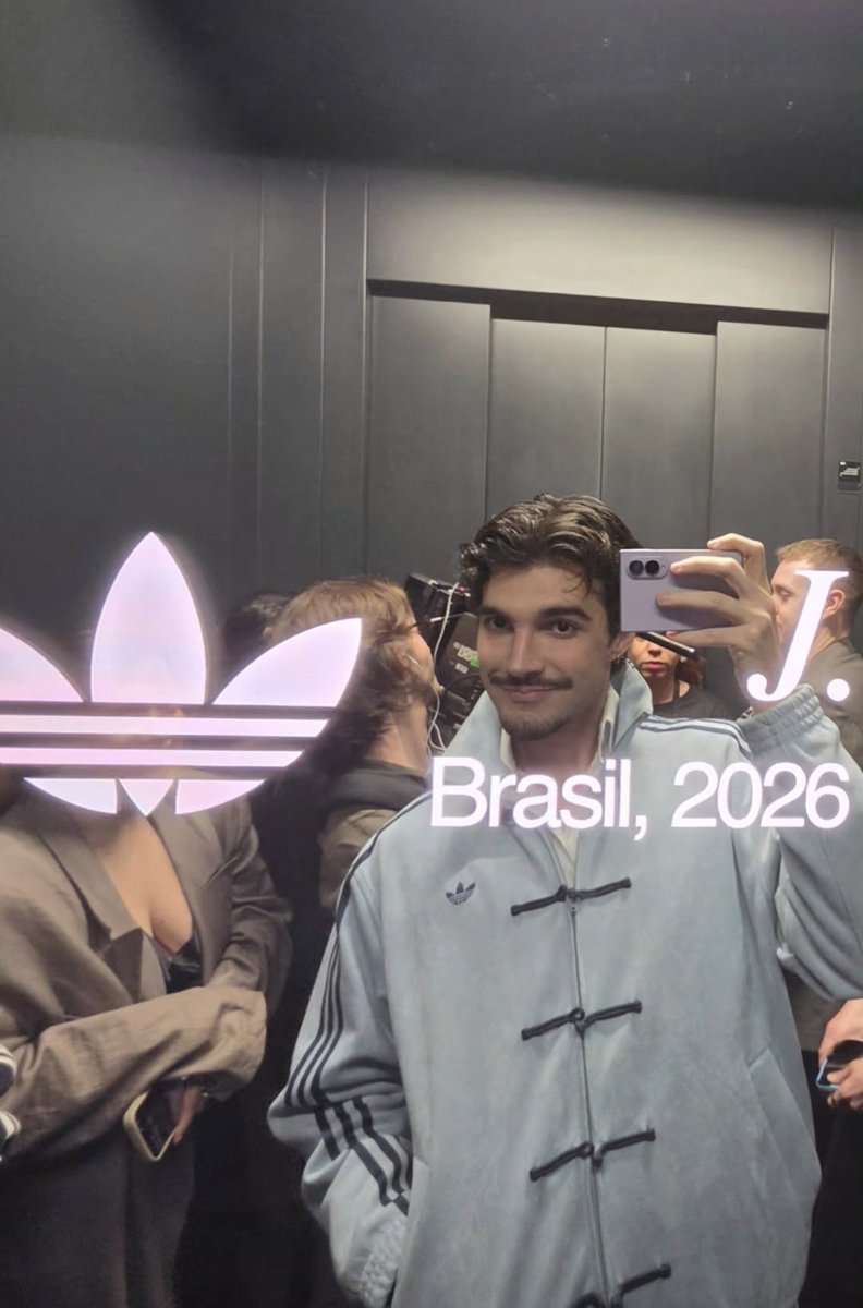 novaedestemida's tweet photo. mds que saudades q eu tava dele tirando fotinhas comuns😭😭😭 https://t.co/ctdZnYWomg