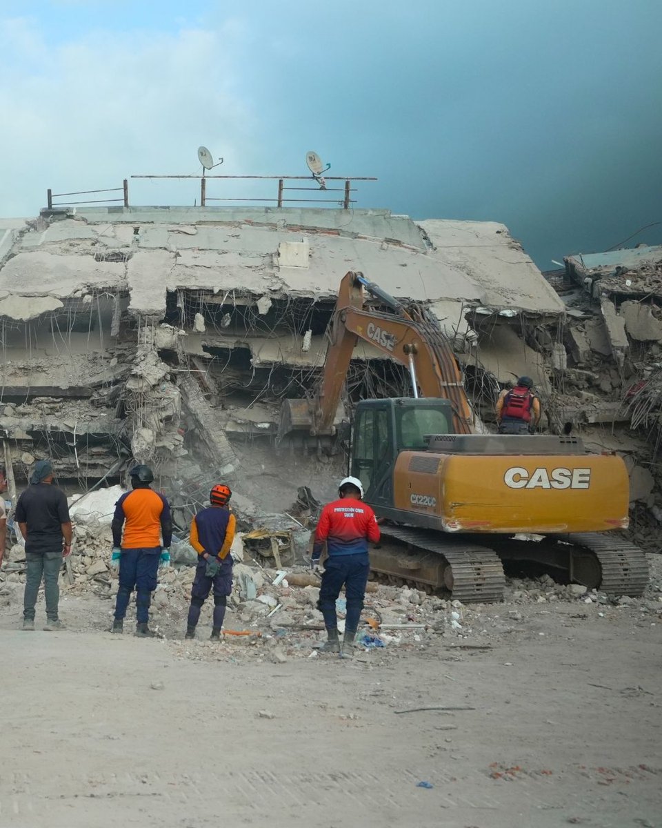 fourpawsAU's tweet photo. FOUR PAWS has sent 7 tons of dog &amp; cat food to animals impacted by the Venezuela earthquakes. 🆘🇻🇪

Support centres in La Guaira are receiving supplies now.

Help animals in urgent need ➡️ https://t.co/g66j4EHYuW  

#AnimalsInCrisis https://t.co/Lc89vZxiQw