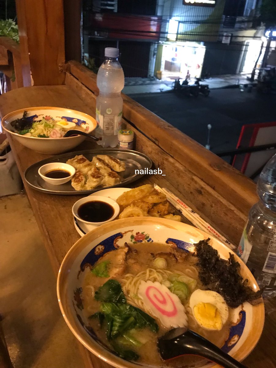 nailasb_'s tweet photo. semalem dinner dadakan sama cowo ak, makan ramen yg ngaldu bgt disuguhkan sama view jalanan pusat yg mulai tenang. yaampon padahal seharian kerja flu beratdan gamood pulangnya lgsg plong https://t.co/DwxCrukYcq