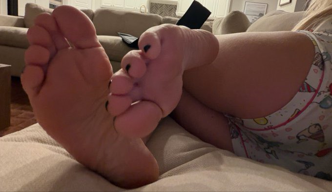 Princesslisey18's tweet photo. I don’t just drain your wallet. I lock your screen, silence your world, and own your mind. Who’s ready to lose control? 

#Findom  #nsfwtwt #Techdom   #humanatm https://t.co/S402kMu77l
