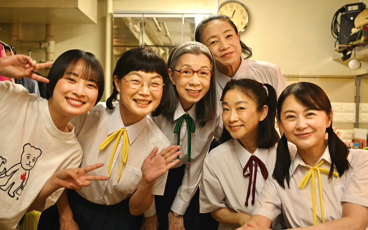 KaoriOkaki's tweet photo. いよいよ本日 #ラッパ屋 #特別な情熱 千秋楽です。寂しくてもう泣きそうです。仲間たちと別れるのが辛い😭そんな気持ちになる物語です。
紀伊國屋ホールで　14時から。
迷ってる方、ちょこっと新宿にへ。
そして大きな本屋さんの四階へ。
あったかい仲間が待ってます。
１時間前から当日券は発売していますよん。
➡️ 劇団直前予約 https://t.co/2qyGJOEjW2  🌟開演3時間前までご予約可能。
16人16色の人生を味わいに笑いにいらしてください。
我らJKも待ってます！
LOVE★KAORI #山像かおり
#谷川清美 ちゃんとコンビだよ♥️ 
(写真は　#福本伸一 ちゃん♥️ )
こんな青空の中のお芝居だよ。
(写真は　#上大迫祐希 ちゃん)