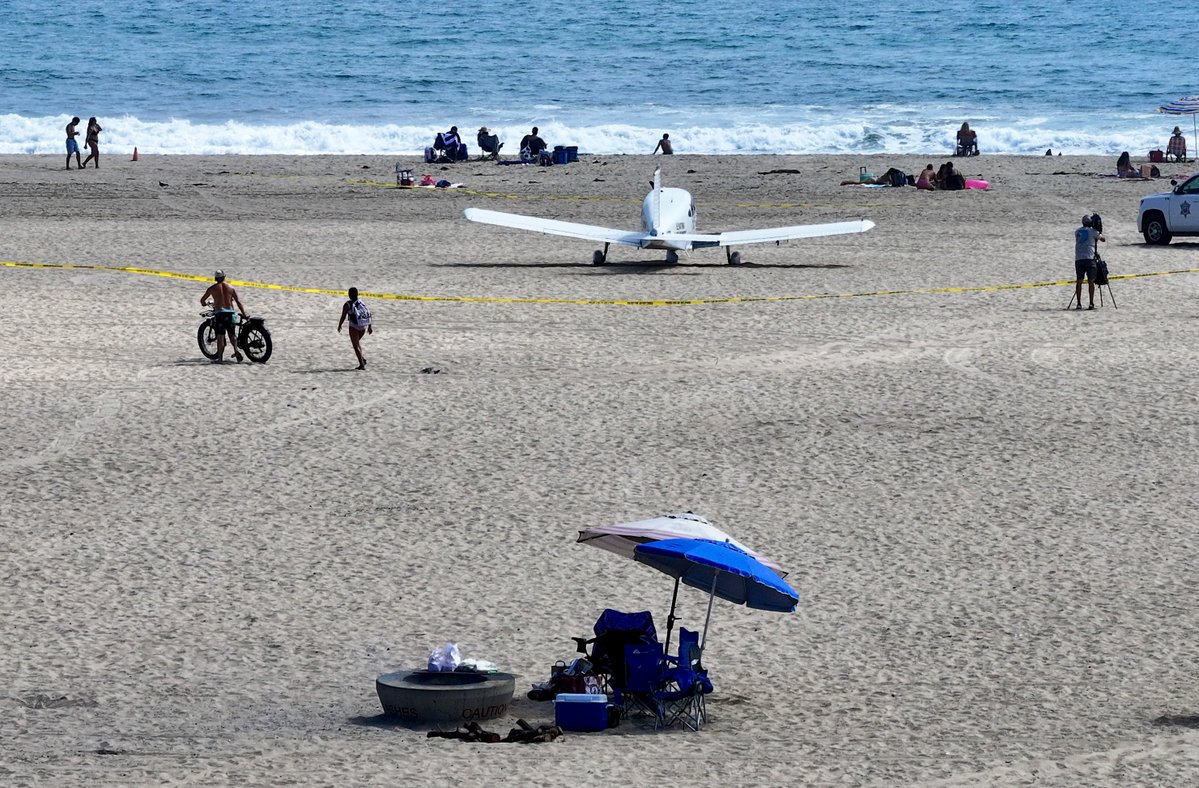 jeffgritchen's tweet photo. A Piper Cherokee 140 sits on the sand after an engine failure forced pilot Mike Bremner to make an emergency landing at Huntington State Beach near Magnolia Avenue in Huntington Beach. #hblife @ocregister #privatepilot https://t.co/1m1hP5xVIP