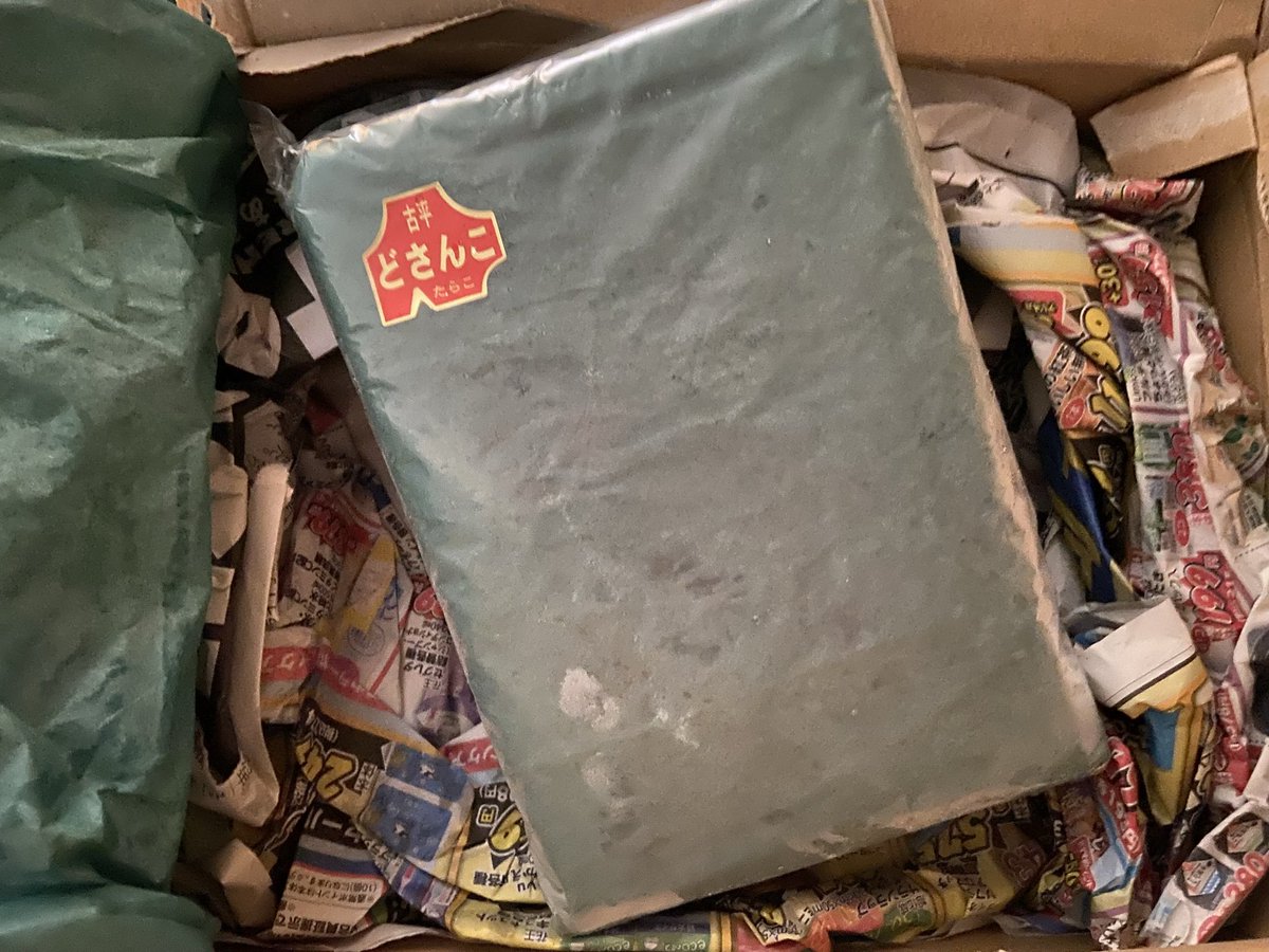 sun_moon_ocean's tweet photo. 今年も北海道の友人からたらこが届きました🥢
サラサラして夢の様な口溶けなのです。

地元の新聞に包まれて、こう言うところも情緒があって嬉しいです。

お返しに何を送ろうかな？
去年はoasisのトートバックにしたから。。

今年は「新聞の詰め合わせ」？🤣🤣

　　　　　🤓✨ https://t.co/tKlNn3urLe