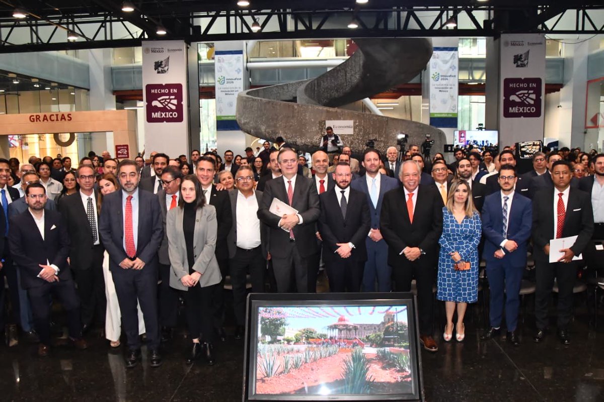 m_ebrard's tweet photo. Reconocimiento a la industria del Tequila y plan de acción conjunto para aumentar exportaciones a todo el mundo. https://t.co/R06kE34c6N